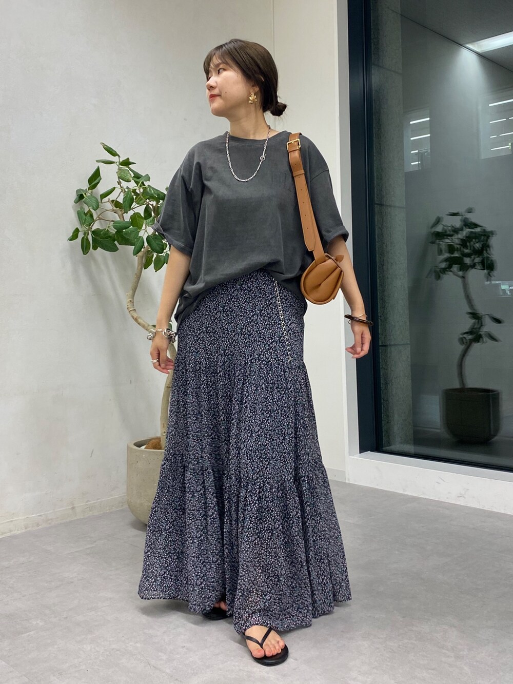 グレー系のTシャツ/カットソー、ピンク系のスカート、ブラウン系のショルダーバッグを着用したレディースの夏コーディネートの8枚目の写真