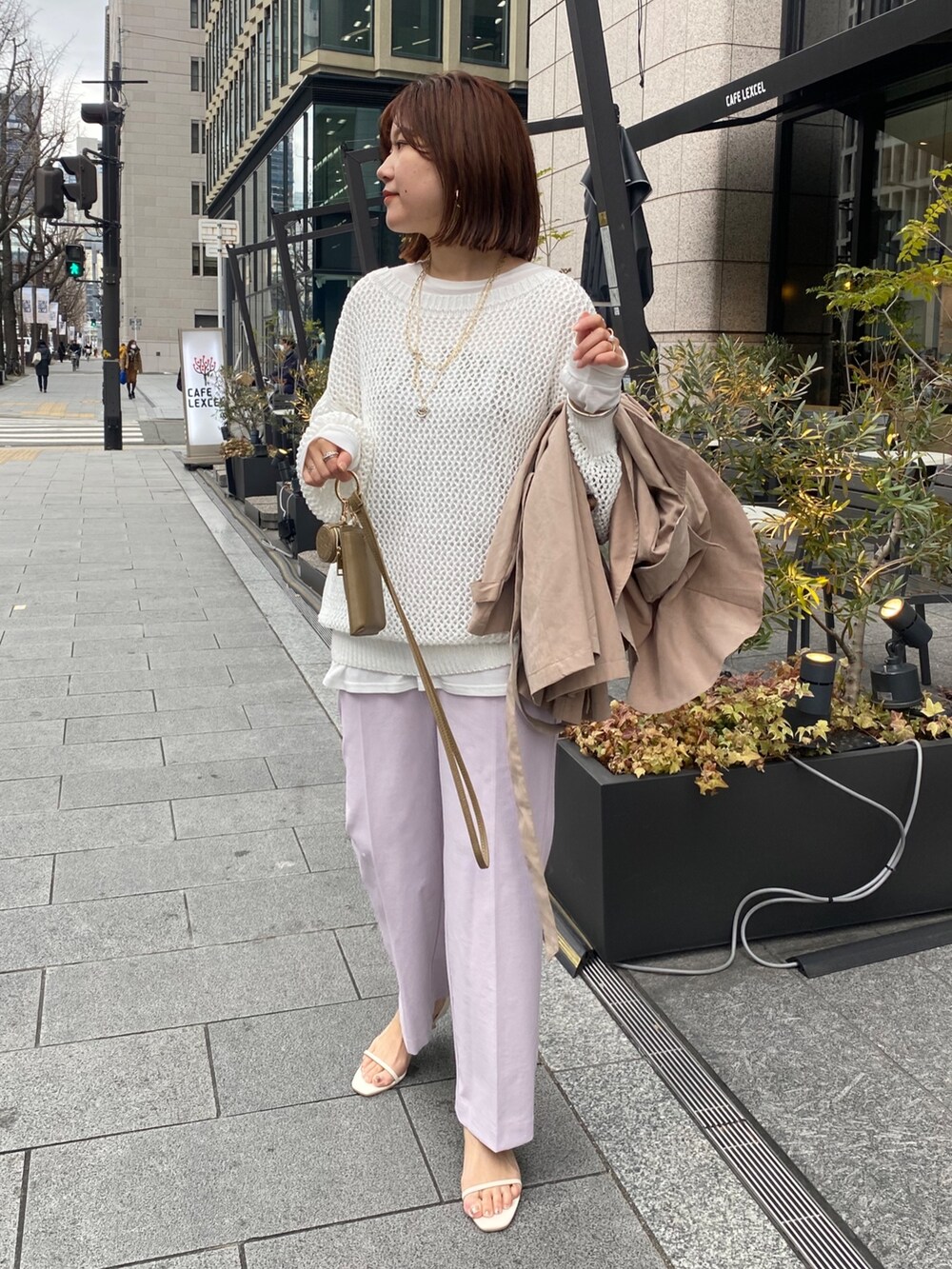 ホワイト系のニット/セーター、ホワイト系のTシャツ/カットソー、ピンク系のスラックスを着用したレディースの冬コーディネートの7枚目の写真