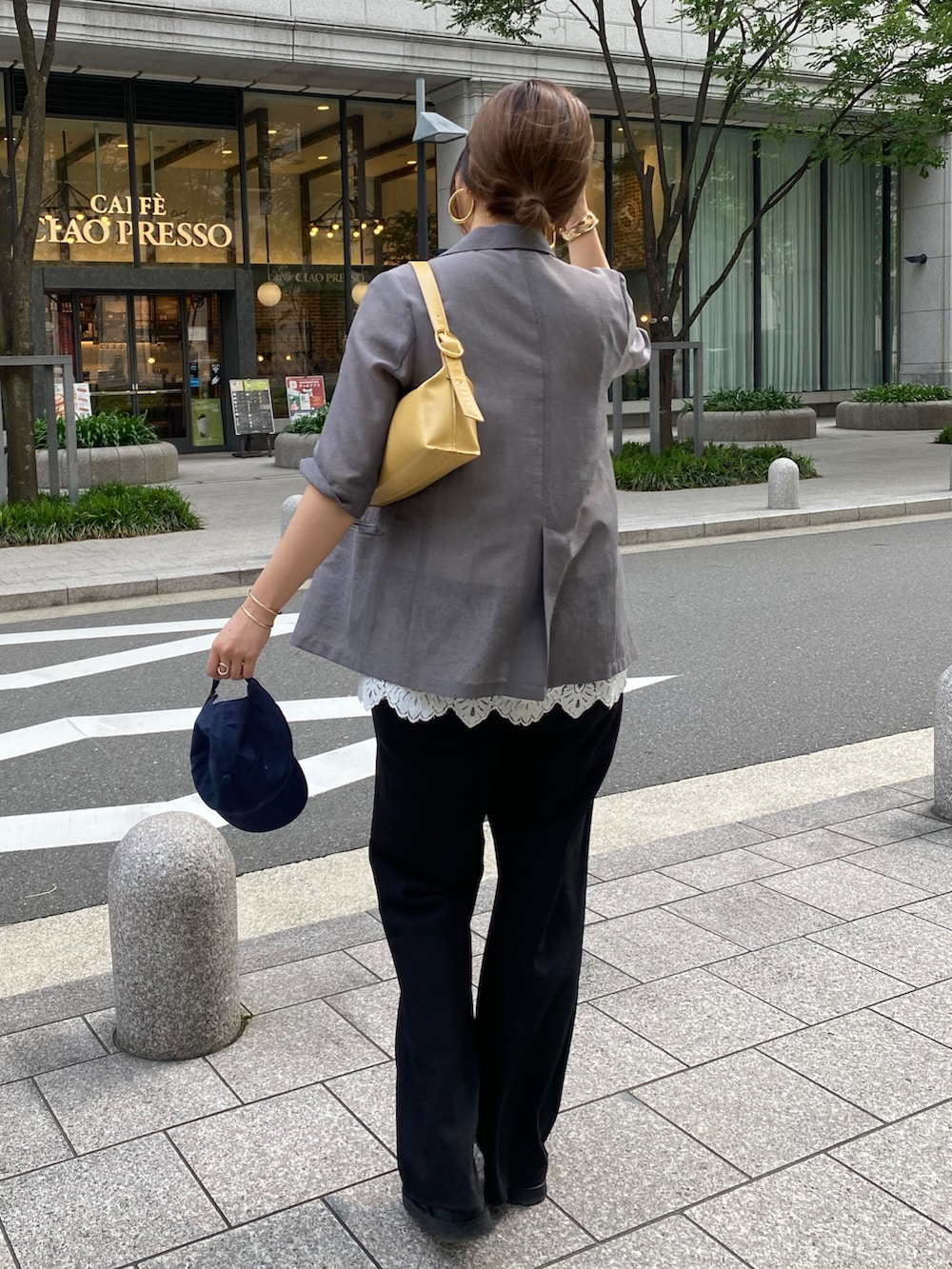 グレー系のテーラードジャケット、ブラック系のその他パンツ、ブラック系のブーツを着用したレディースの春コーディネートの7枚目の写真