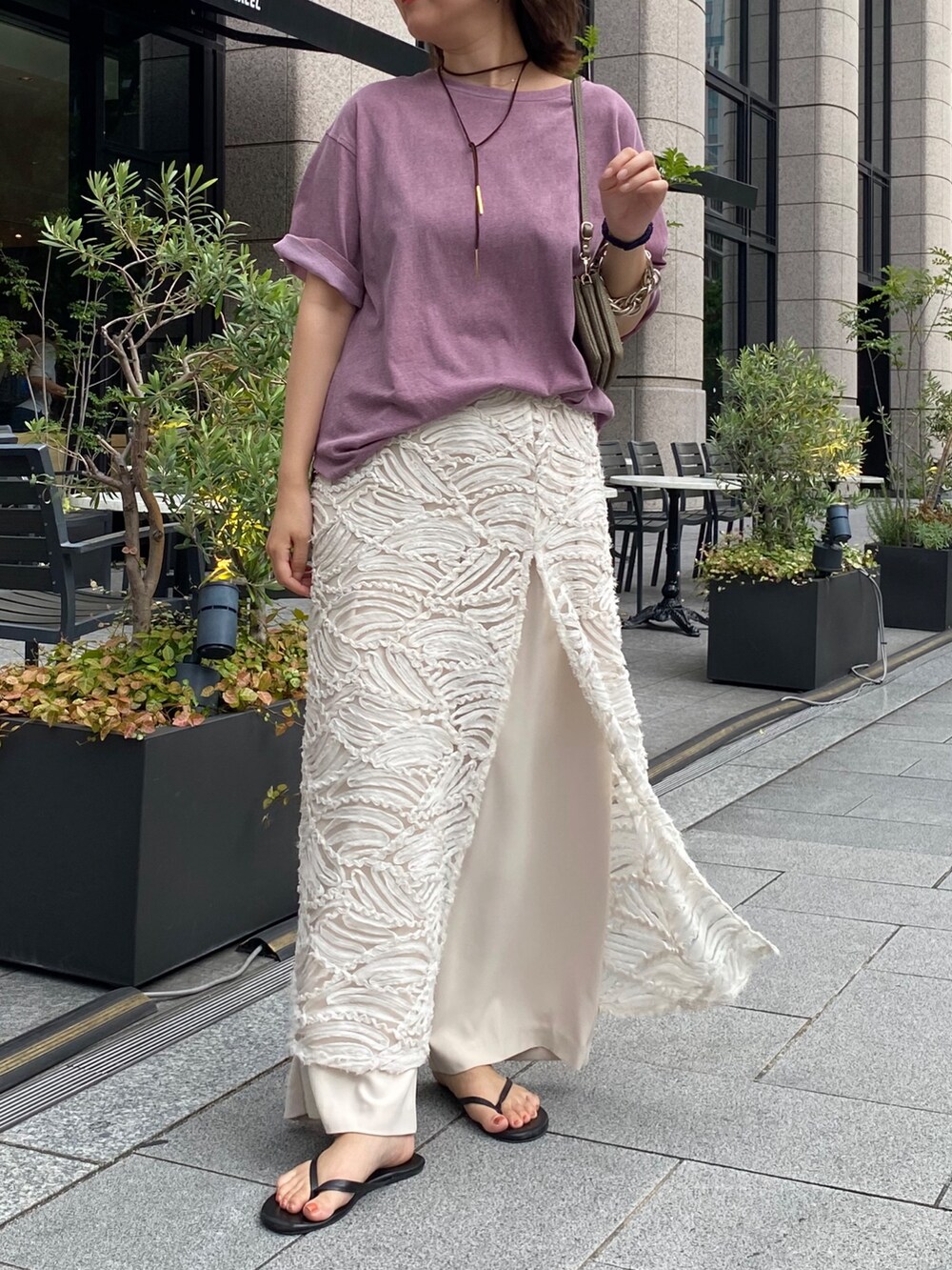 ピンク系のTシャツ/カットソー、ホワイト系のスカート、ベージュ系のショルダーバッグを着用したレディースの夏コーディネートの8枚目の写真