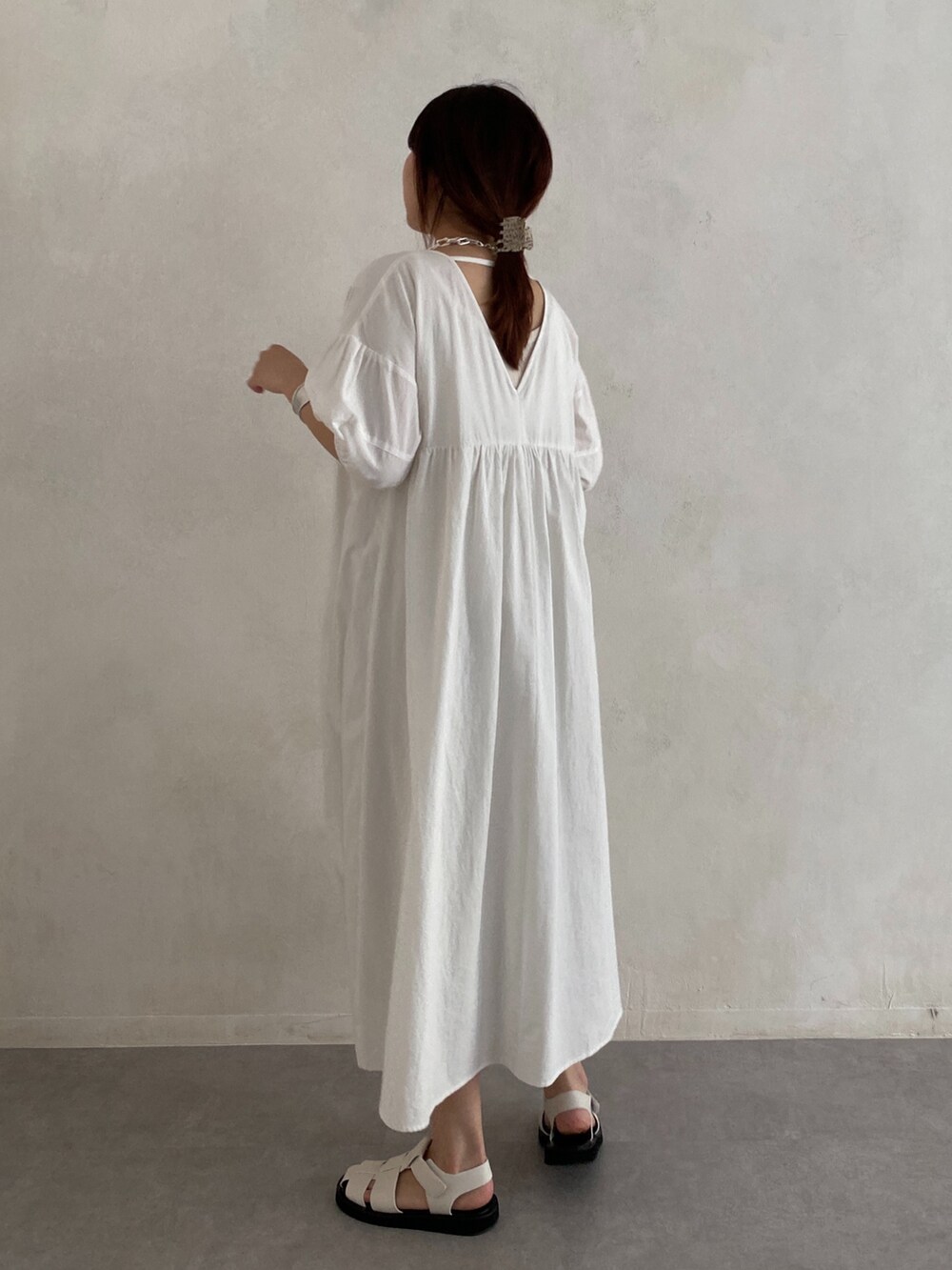 ホワイト系のワンピース、ブラック系のその他シューズ、ホワイト系のショルダーバッグを着用したレディースの夏コーディネートの5枚目の写真