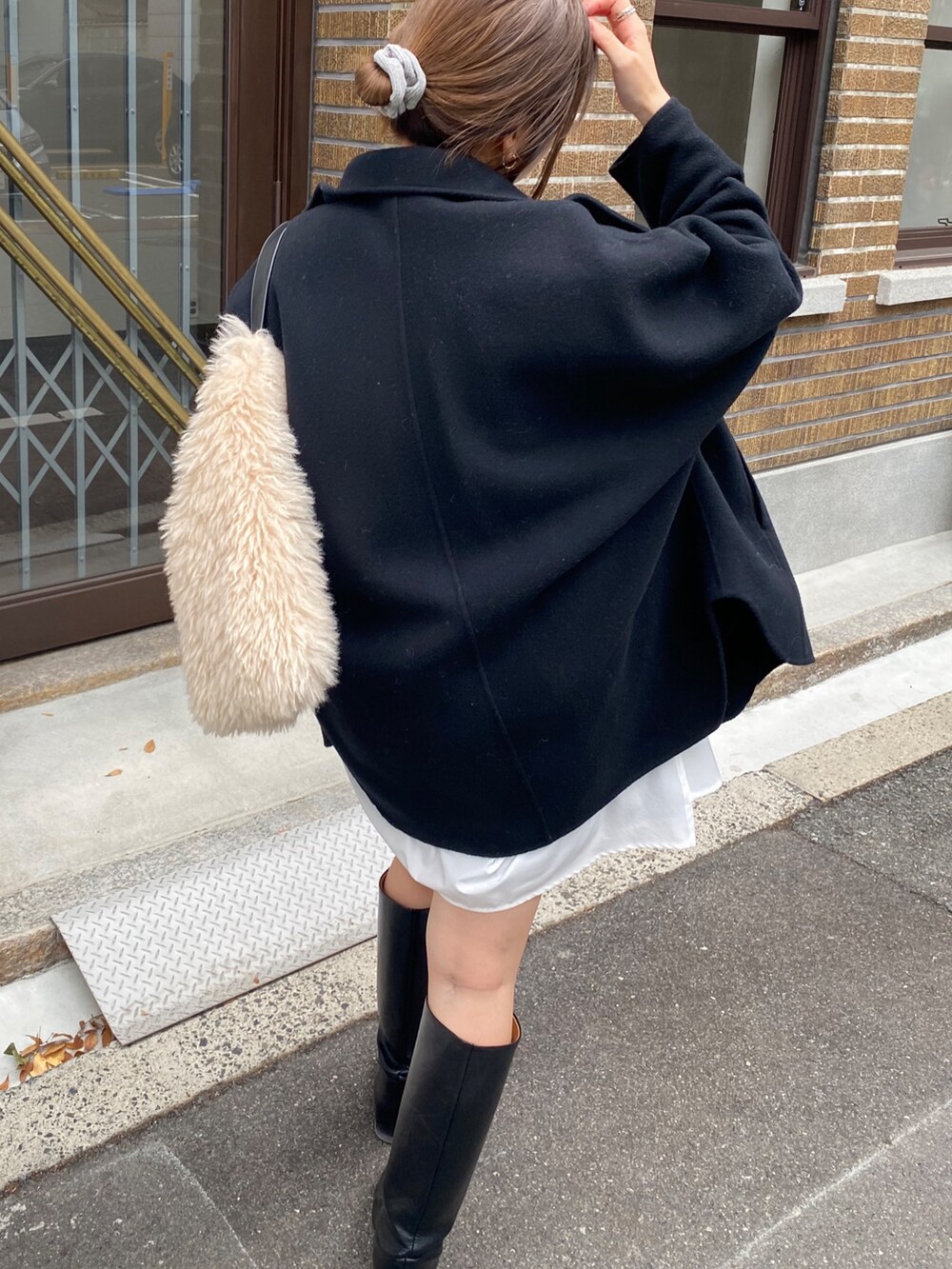 ブラック系のその他アウター、ブルー系のTシャツ/カットソー、ホワイト系のシャツ/ブラウスを着用したレディースの冬コーディネートの9枚目の写真