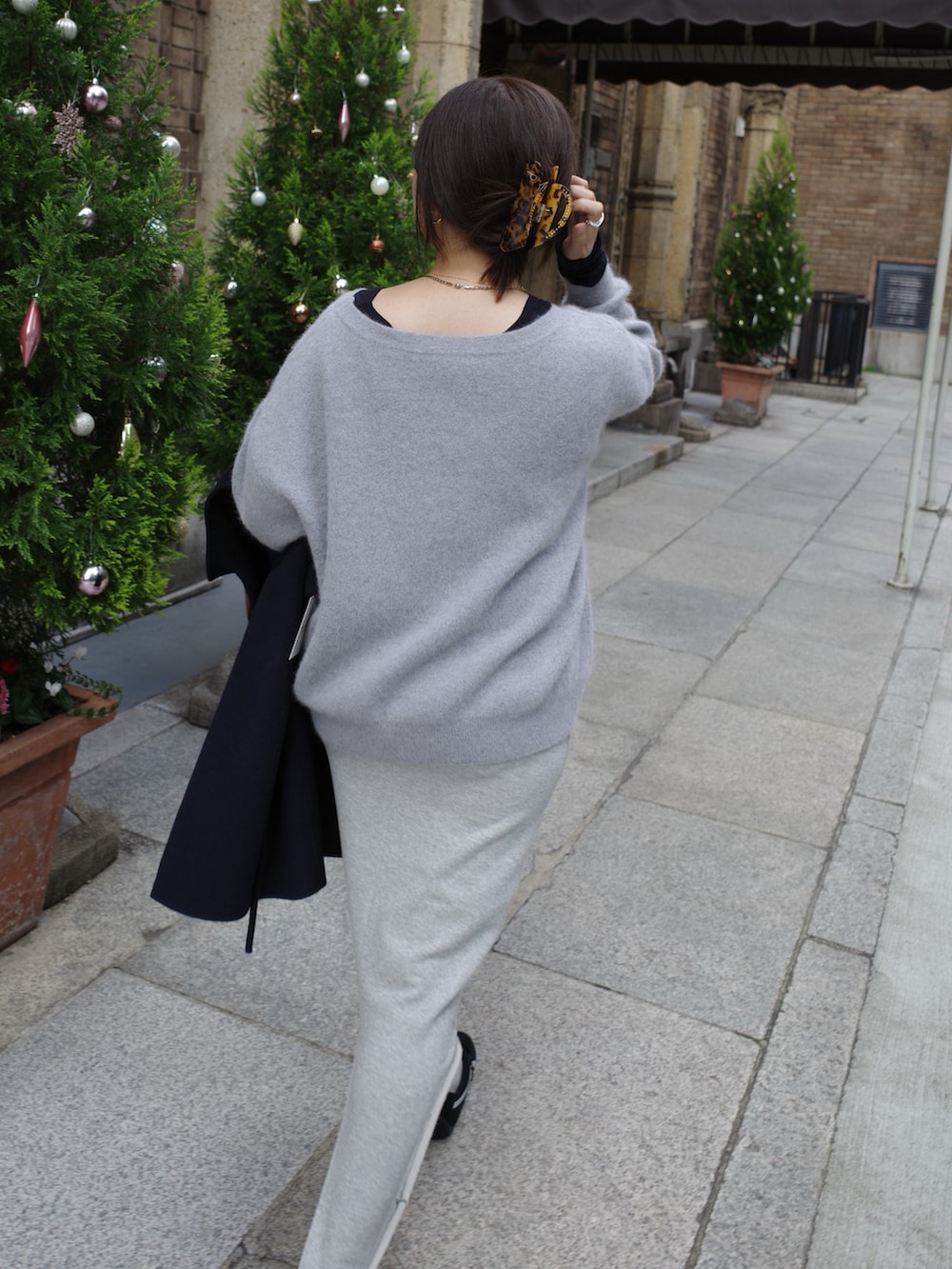 ブルー系のその他アウター、グレー系のニット/セーター、グレー系のスカートを着用したレディースの冬コーディネートの3枚目の写真