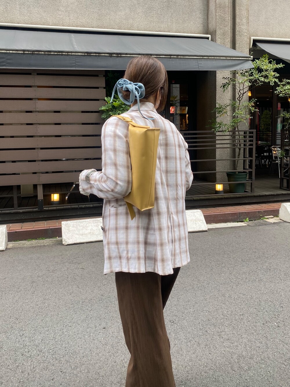 シルバー系のニット/セーター、ホワイト系のテーラードジャケット、ブラウン系のその他パンツを着用したレディースの春コーディネートの4枚目の写真