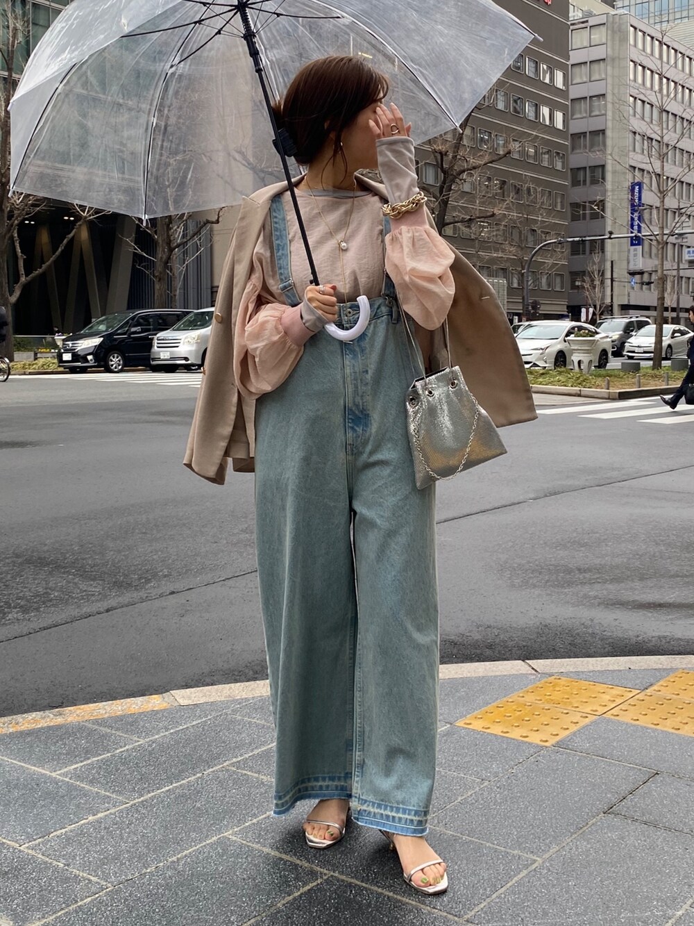 ピンク系のシャツ/ブラウス、ホワイト系のTシャツ/カットソー、ブラック系のサロペット/オーバーオールを着用したレディースの冬コーディネートの7枚目の写真