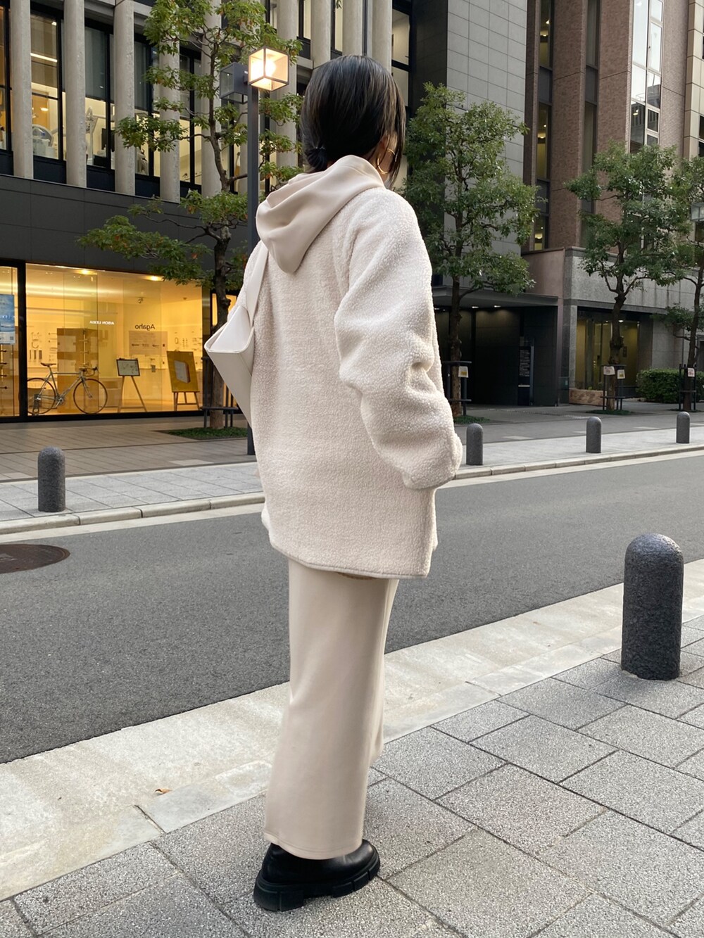 ホワイト系のセットアップ、ホワイト系のその他アウター、ホワイト系のショルダーバッグを着用したレディースの冬コーディネートの9枚目の写真