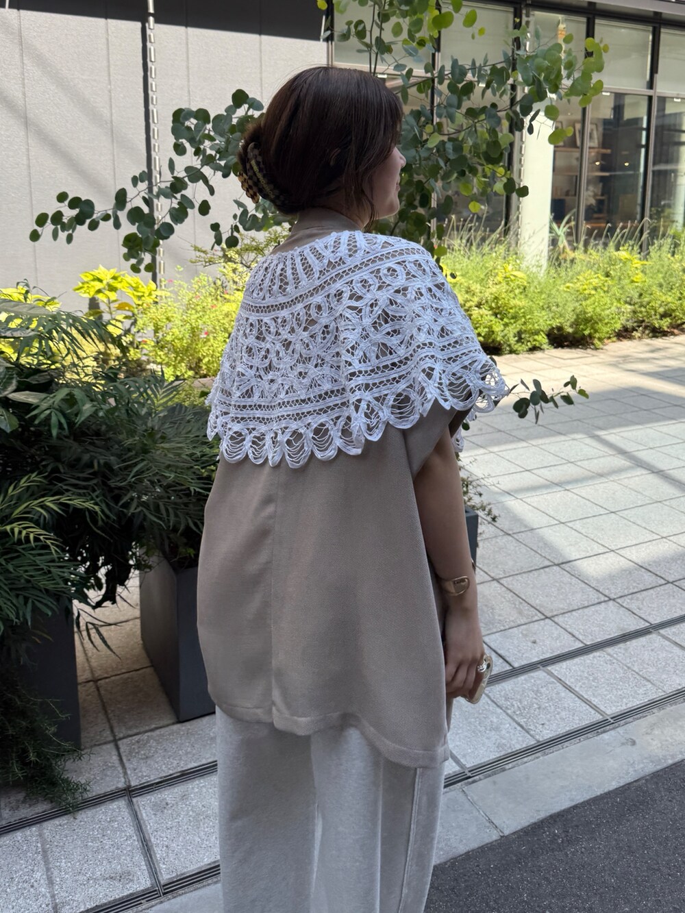 ベージュ系のシャツ/ブラウス、ベージュ系のその他パンツ、イエロー系のショルダーバッグを着用したレディースの夏コーディネートの4枚目の写真