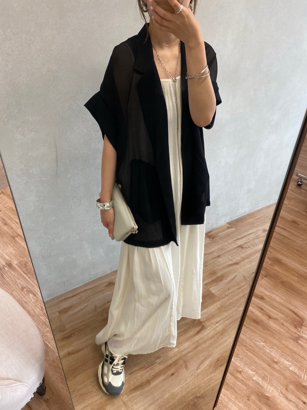 グレー系のテーラードジャケット、ホワイト系のワンピース、ホワイト系のキャップを着用したレディースの夏コーディネートの7枚目の写真