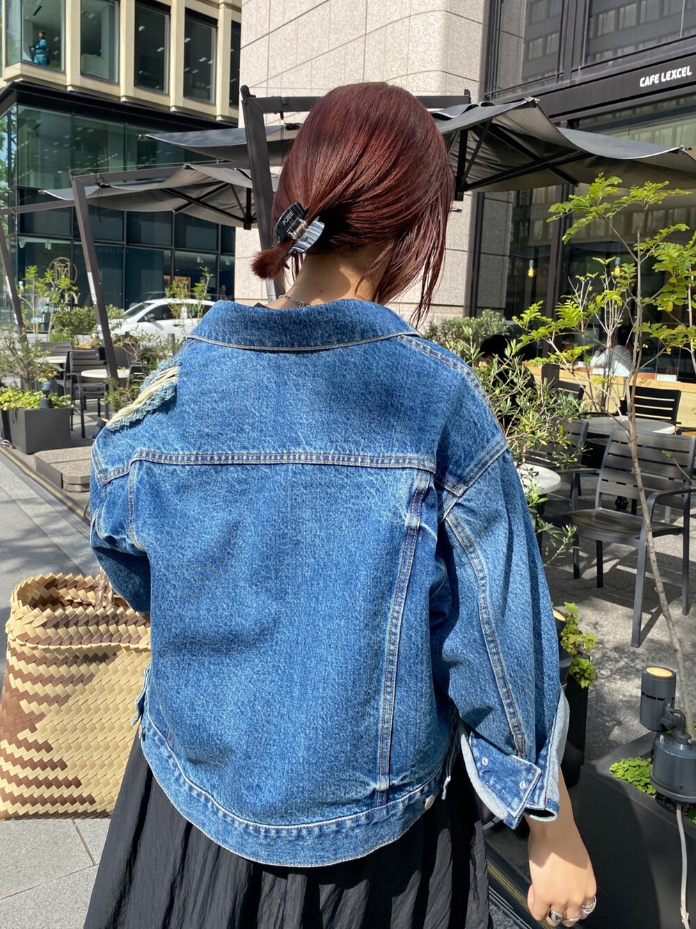 ブルー系のデニムジャケット、ブラック系のワンピース、シルバー系のパンプスを着用したレディースの春コーディネートの3枚目の写真