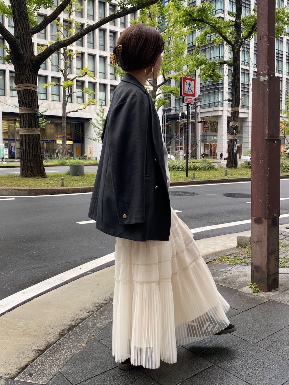 グレー系のTシャツ/カットソー、ホワイト系のスカート、ピンク系のTシャツ/カットソーを着用したレディースの冬コーディネートの7枚目の写真