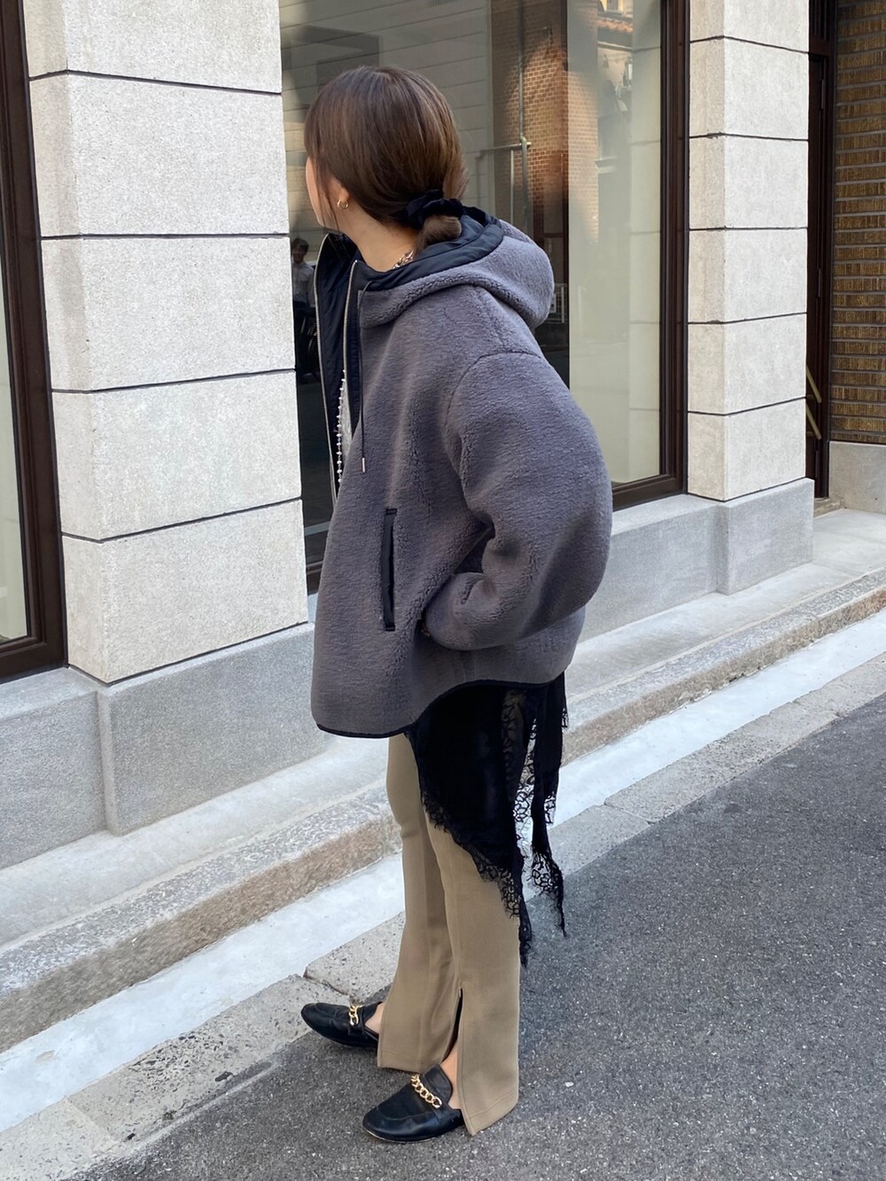 グレー系のその他アウター、ベージュ系のその他パンツ、ブラック系のショルダーバッグを着用したレディースの秋コーディネートの7枚目の写真