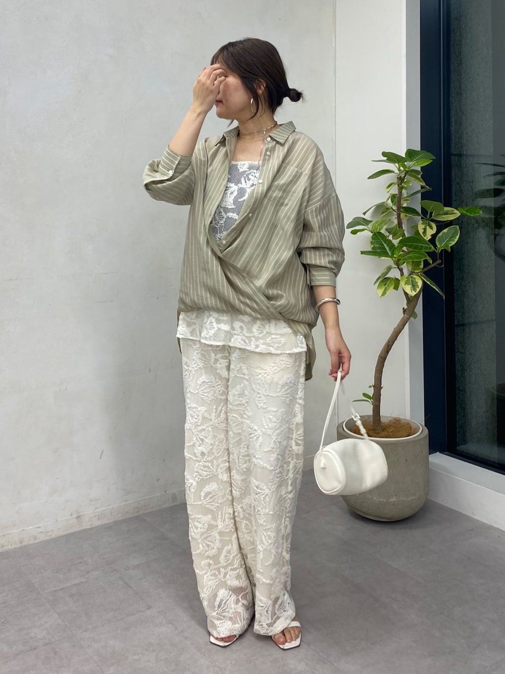 グリーン系のシャツ/ブラウス、ホワイト系のシャツ/ブラウス、ホワイト系のその他パンツを着用したレディースの春コーディネートの3枚目の写真