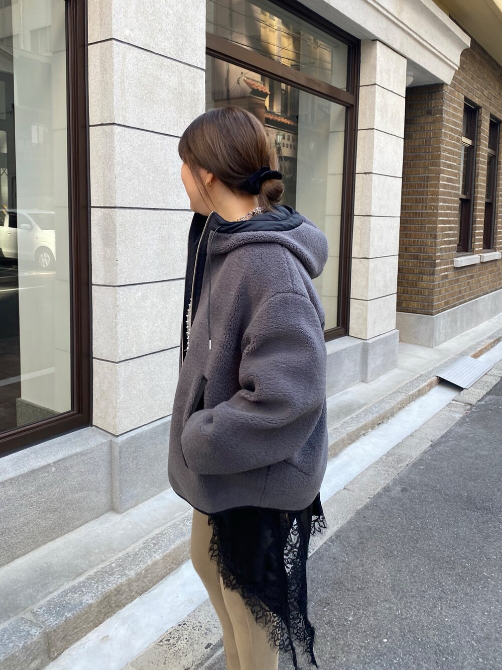 グレー系のその他アウター、ベージュ系のその他パンツ、ブラック系のショルダーバッグを着用したレディースの秋コーディネートの9枚目の写真