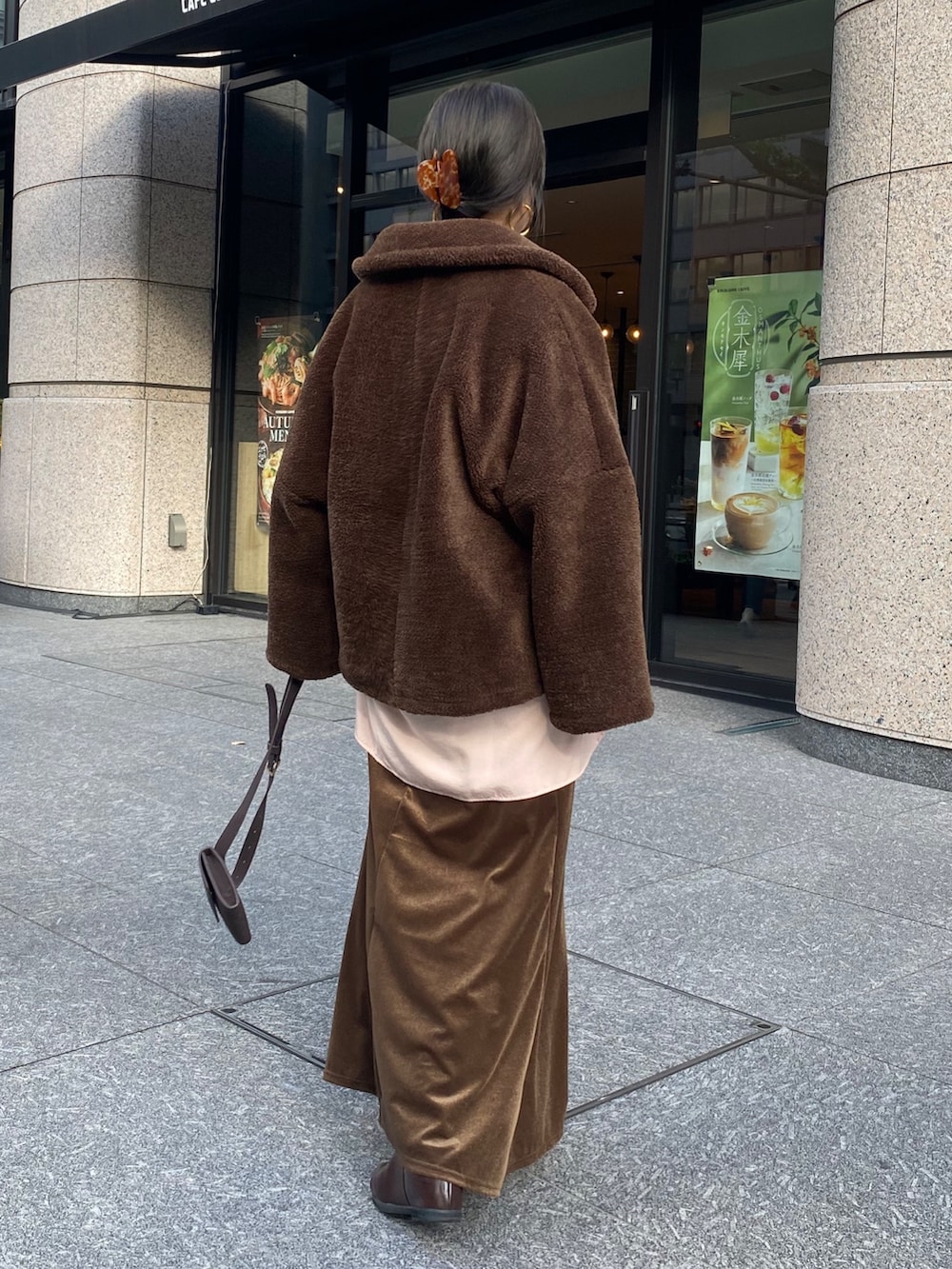 ブラウン系のその他アウター、グレー系のニット/セーター、ピンク系のシャツ/ブラウスを着用したレディースの冬コーディネートの6枚目の写真