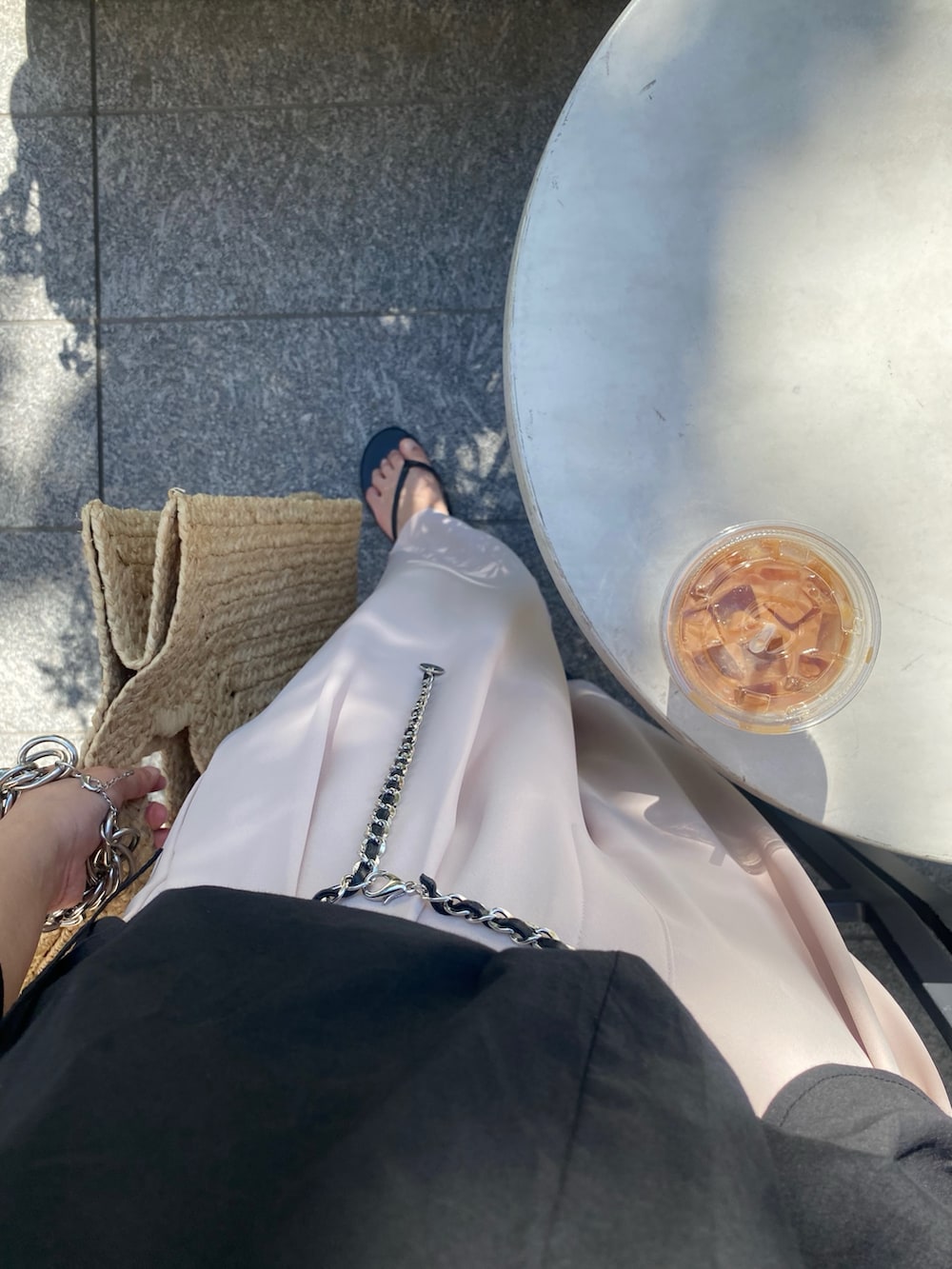 ブラック系のシャツ/ブラウス、ピンク系のスラックス、シルバー系のベルトを着用したレディースの夏コーディネートの9枚目の写真