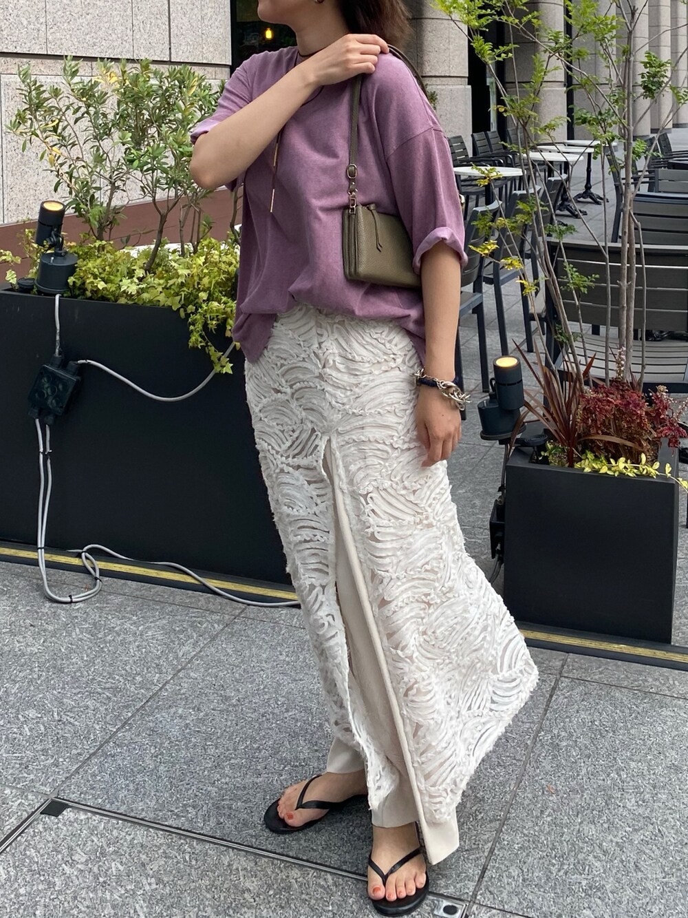 ピンク系のTシャツ/カットソー、ホワイト系のスカート、ベージュ系のショルダーバッグを着用したレディースの夏コーディネートの7枚目の写真