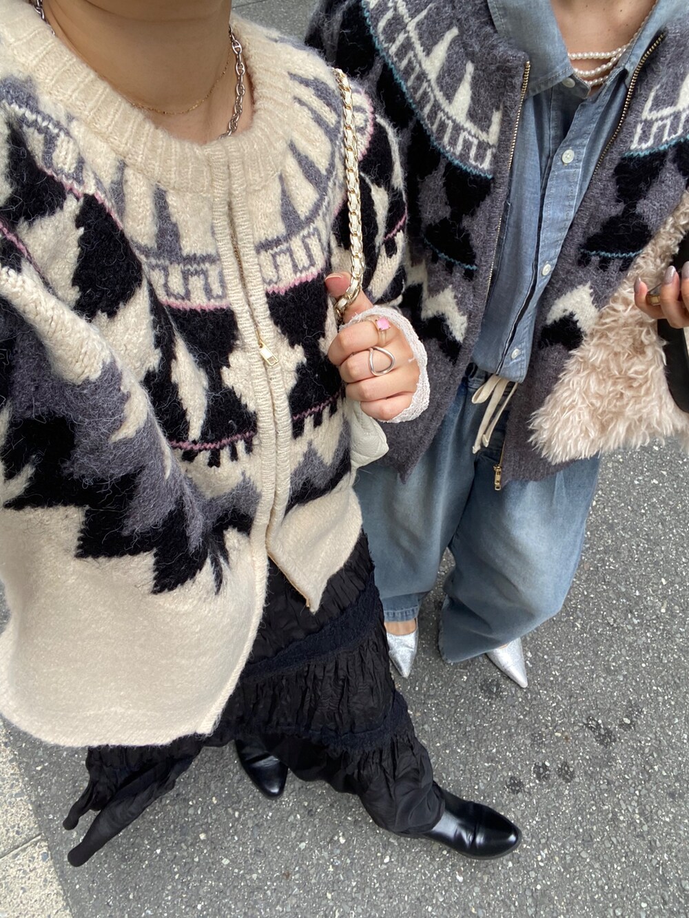 ホワイト系のカーディガン/ボレロ、ホワイト系のTシャツ/カットソー、ブラック系のスカートを着用したレディースの冬コーディネートの6枚目の写真