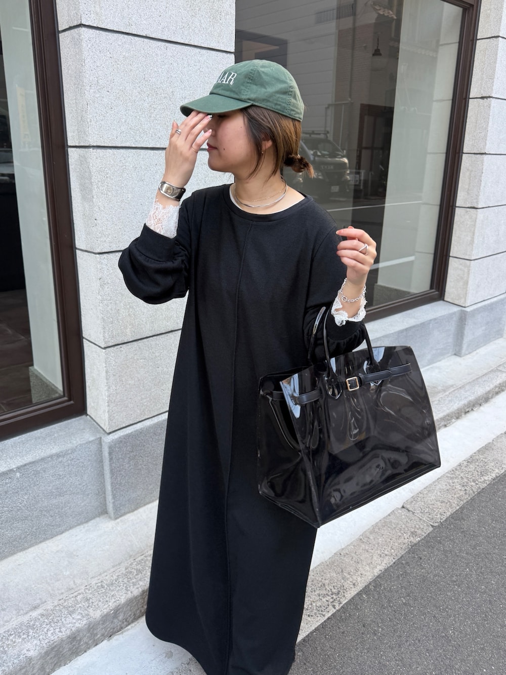 ホワイト系のTシャツ/カットソー、ブラック系のワンピースを着用したレディースの冬コーディネートの6枚目の写真