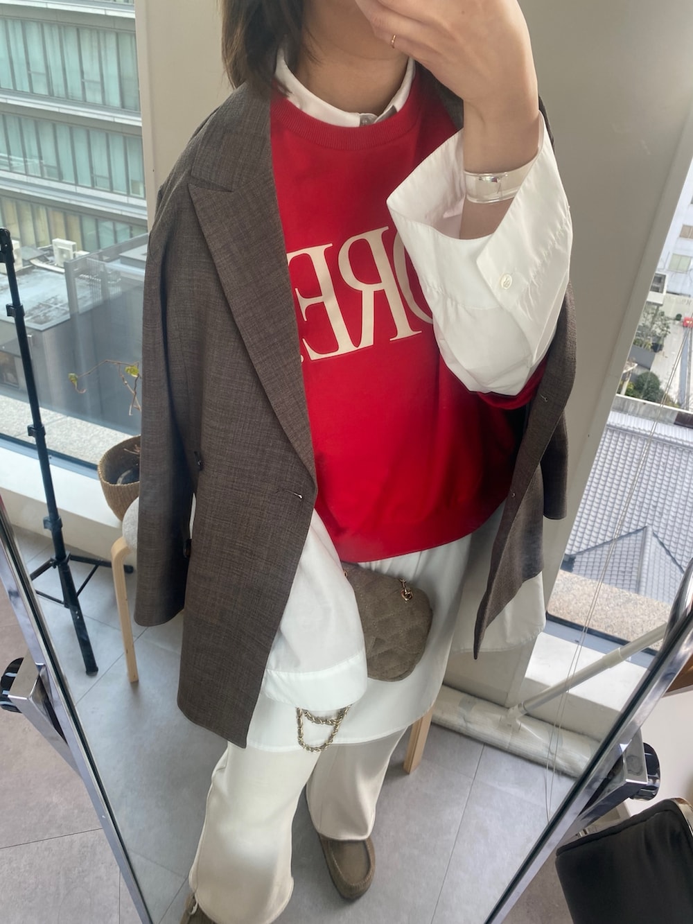 ブラウン系のテーラードジャケット、レッド系のTシャツ/カットソー、ホワイト系のシャツ/ブラウスを着用したレディースの春コーディネートの5枚目の写真