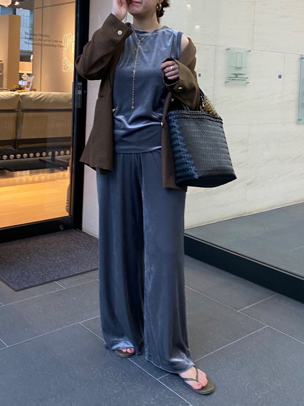 グレー系のTシャツ/カットソー、グレー系のその他パンツ、ブラウン系のテーラードジャケットを着用したレディースの秋コーディネートの10枚目の写真