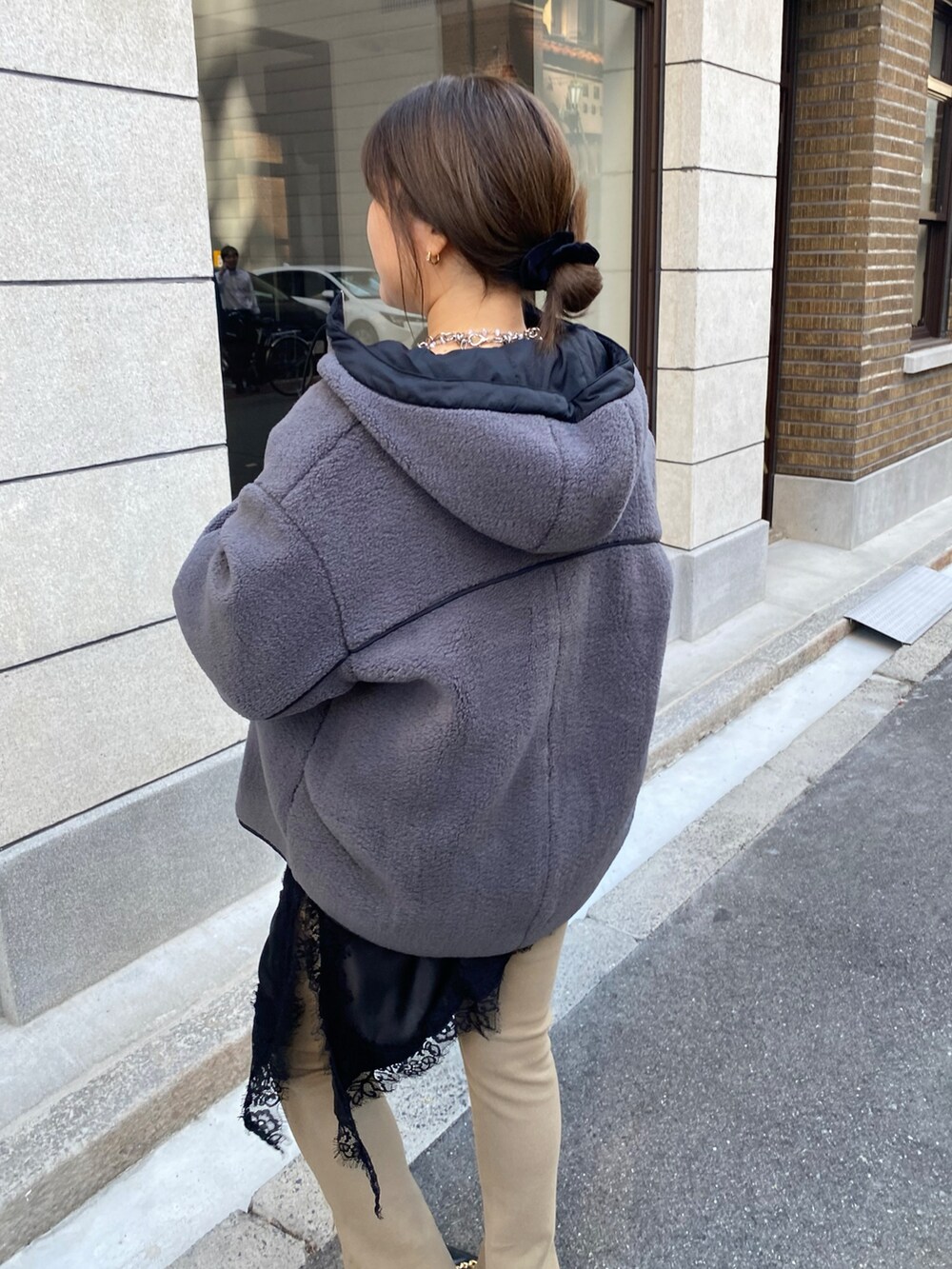 グレー系のその他アウター、ベージュ系のその他パンツ、ブラック系のショルダーバッグを着用したレディースの秋コーディネートの6枚目の写真