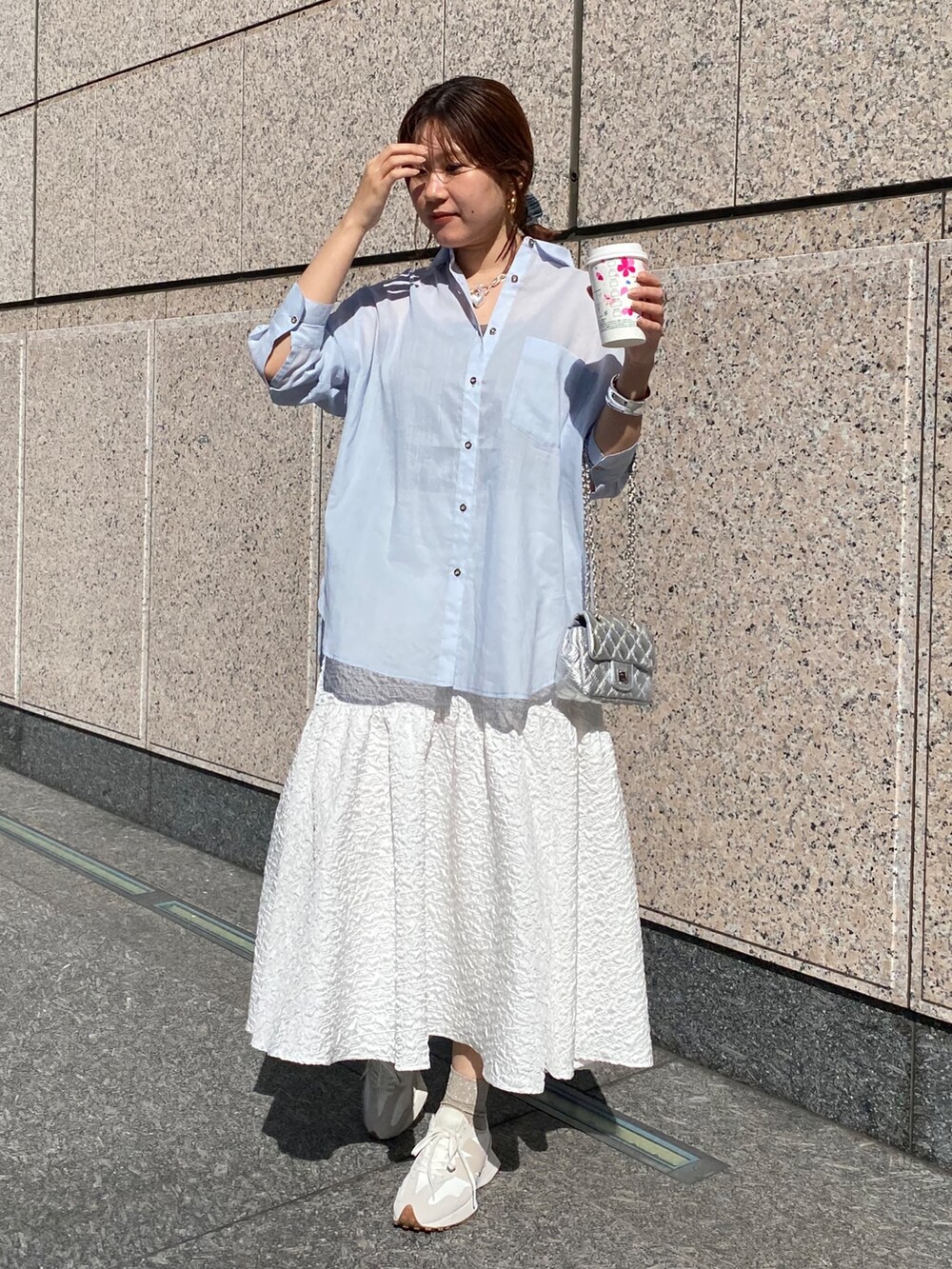 ブルー系のシャツ/ブラウス、ホワイト系のスカート、ホワイト系のスニーカーを着用したレディースの春コーディネートの8枚目の写真