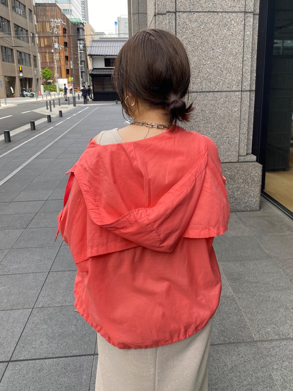 「夏コーデ、デートコーデ、ワンピース、きれいめカジュアル、シアートップス、お出かけコーデ、オトナカジュアル、リラックススタイル、大人コーデ、楽チンコーデ、キレイめカジュアル、夏ファッション、大人かわいい、30代コーデ、ピンクシャツ」｜「DouDouのフーディージップブルゾン（その他アウター、ピンク系）」を使った、sakuraさん（骨格ストレート・レディース・166cm）の夏コーディネートの4枚目の写真