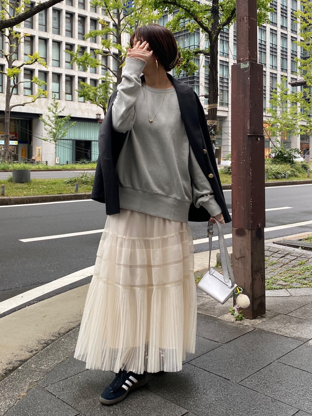 グレー系のTシャツ/カットソー、ホワイト系のスカート、ピンク系のTシャツ/カットソーを着用したレディースの冬コーディネートの10枚目の写真