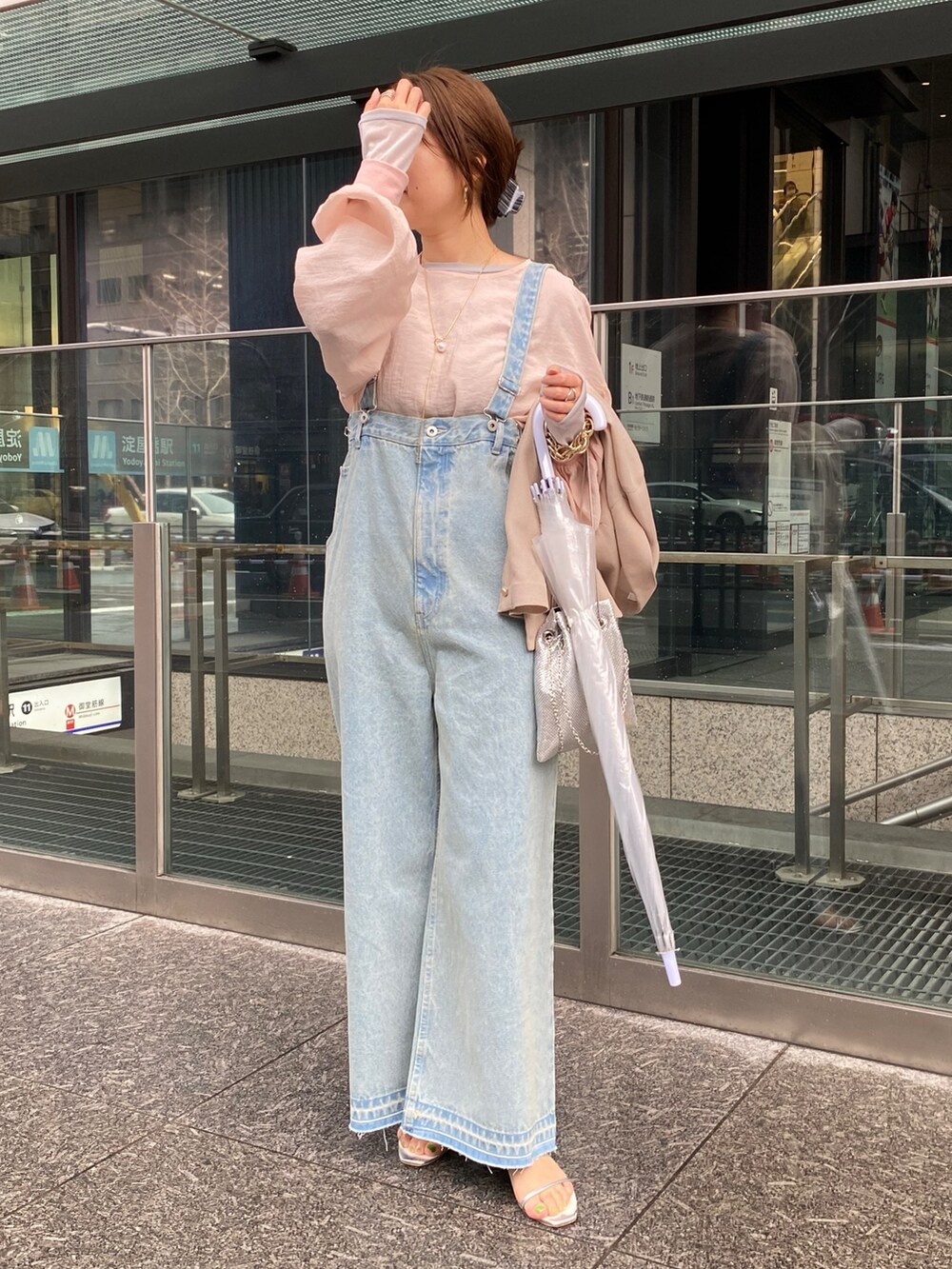 ピンク系のシャツ/ブラウス、ホワイト系のTシャツ/カットソー、ブラック系のサロペット/オーバーオールを着用したレディースの冬コーディネートの8枚目の写真