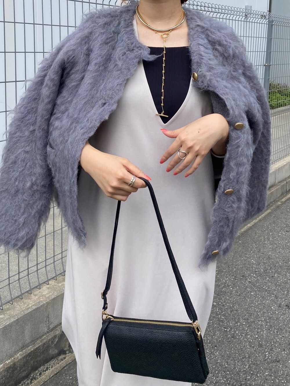 ベージュ系のワンピース、パープル系のその他アウター、ブラック系のブーツを着用したレディースの秋コーディネートの6枚目の写真