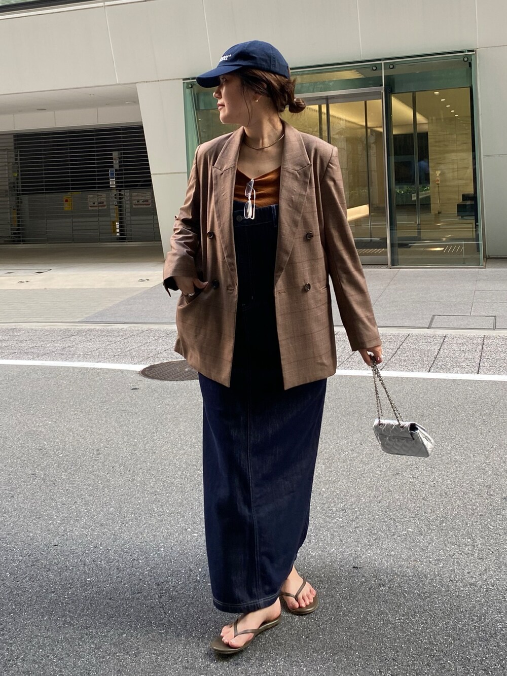 ブルー系のワンピース、シルバー系のショルダーバッグ、ブラウン系のテーラードジャケットを着用したレディースの夏コーディネートの5枚目の写真