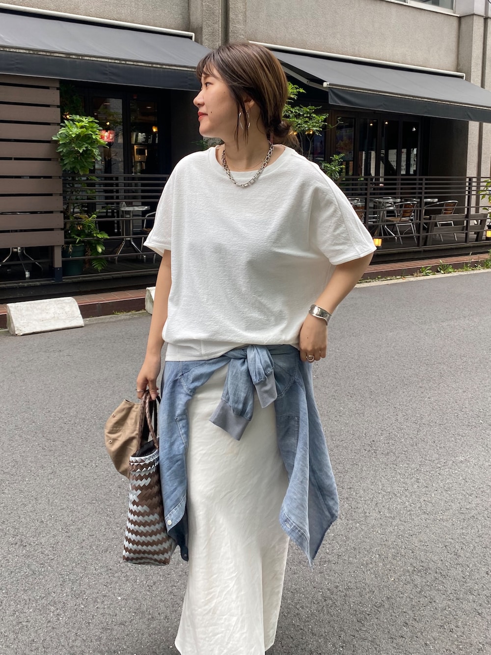 ホワイト系のTシャツ/カットソー、ホワイト系のスカート、ブルー系のシャツ/ブラウスを着用したレディースの夏コーディネートの5枚目の写真