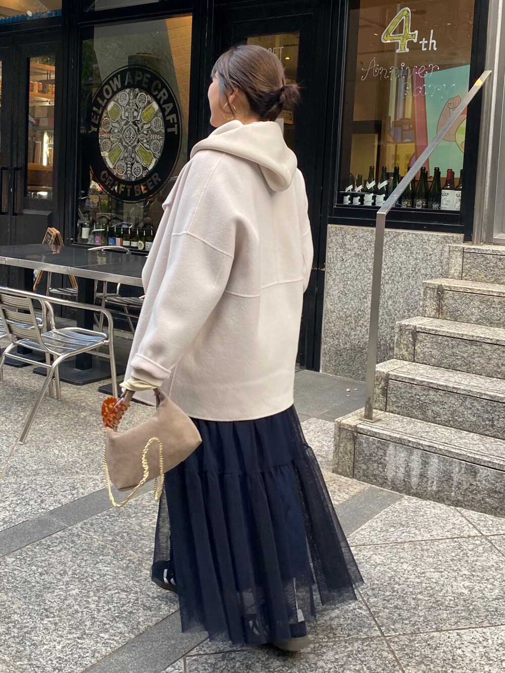 ベージュ系のTシャツ/カットソー、イエロー系のTシャツ/カットソー、ブルー系のスカートを着用したレディースの冬コーディネートの9枚目の写真