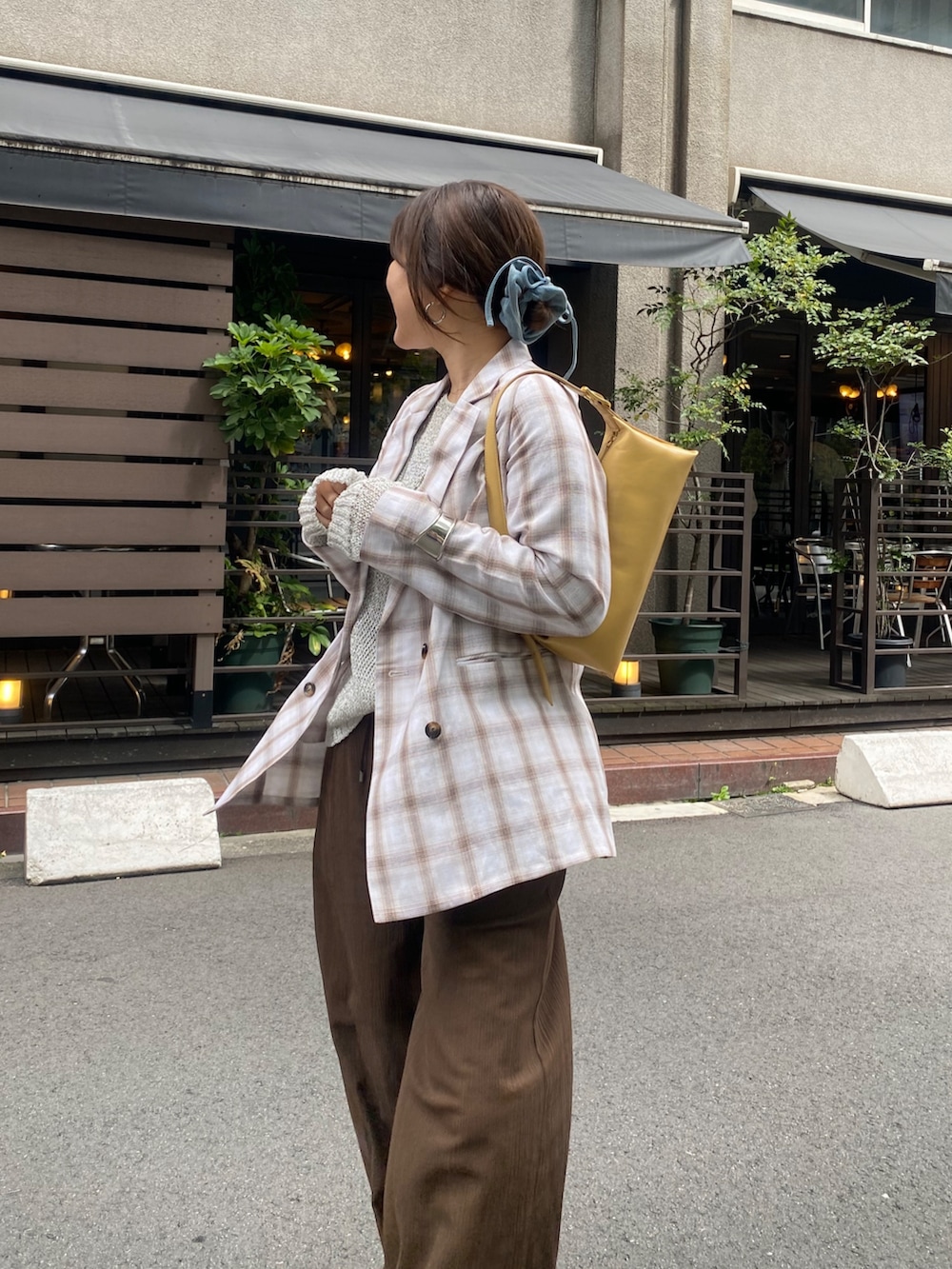 シルバー系のニット/セーター、ホワイト系のテーラードジャケット、ブラウン系のその他パンツを着用したレディースの春コーディネートの7枚目の写真