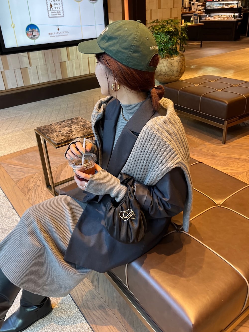 グレー系のテーラードジャケット、ベージュ系のワンピース、ブラック系のブーツを着用したレディースの冬コーディネートの5枚目の写真