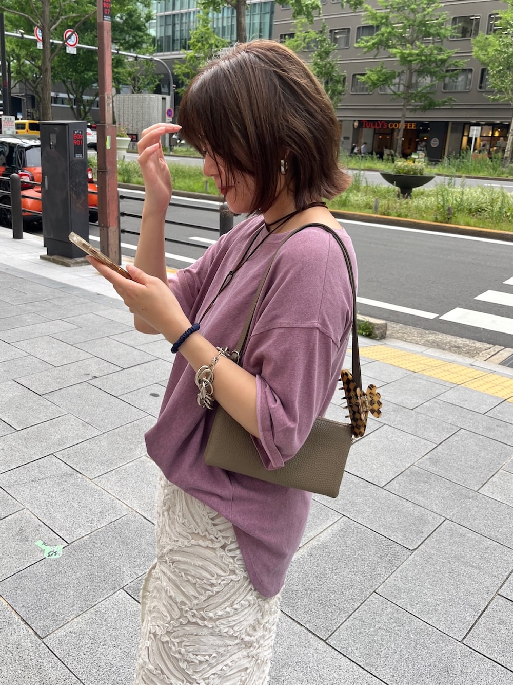 ピンク系のTシャツ/カットソー、ホワイト系のスカート、ベージュ系のショルダーバッグを着用したレディースの夏コーディネートの3枚目の写真