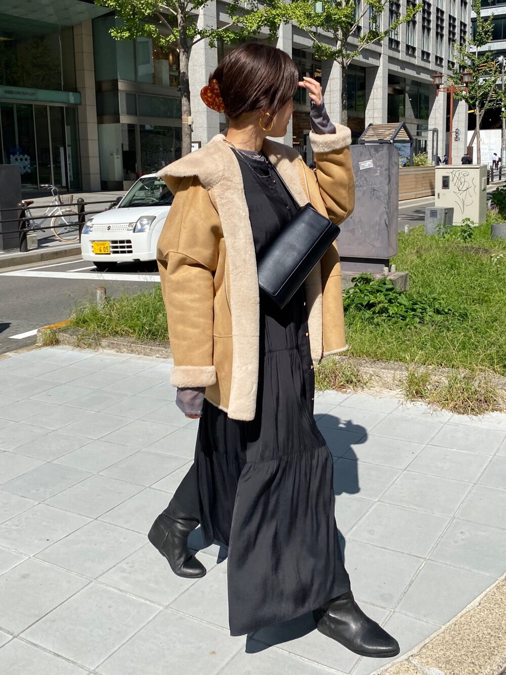 ブラック系のワンピース、ブラック系のショルダーバッグ、グレー系のTシャツ/カットソーを着用したレディースの秋コーディネートの4枚目の写真