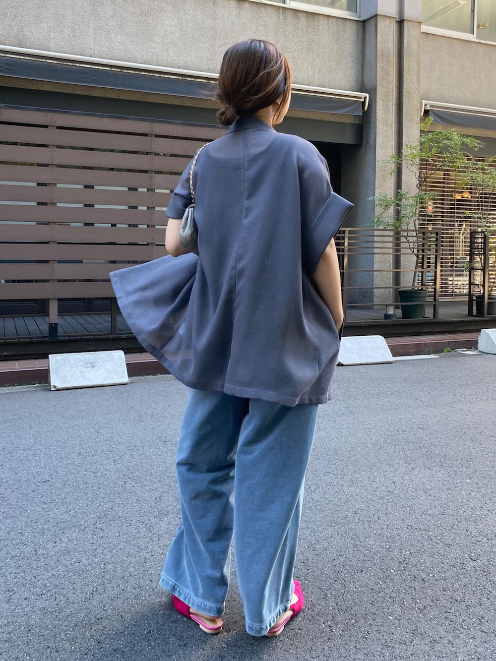 グレー系のテーラードジャケット、グリーン系のシャツ/ブラウス、ブルー系のその他パンツを着用したレディースの秋コーディネートの5枚目の写真