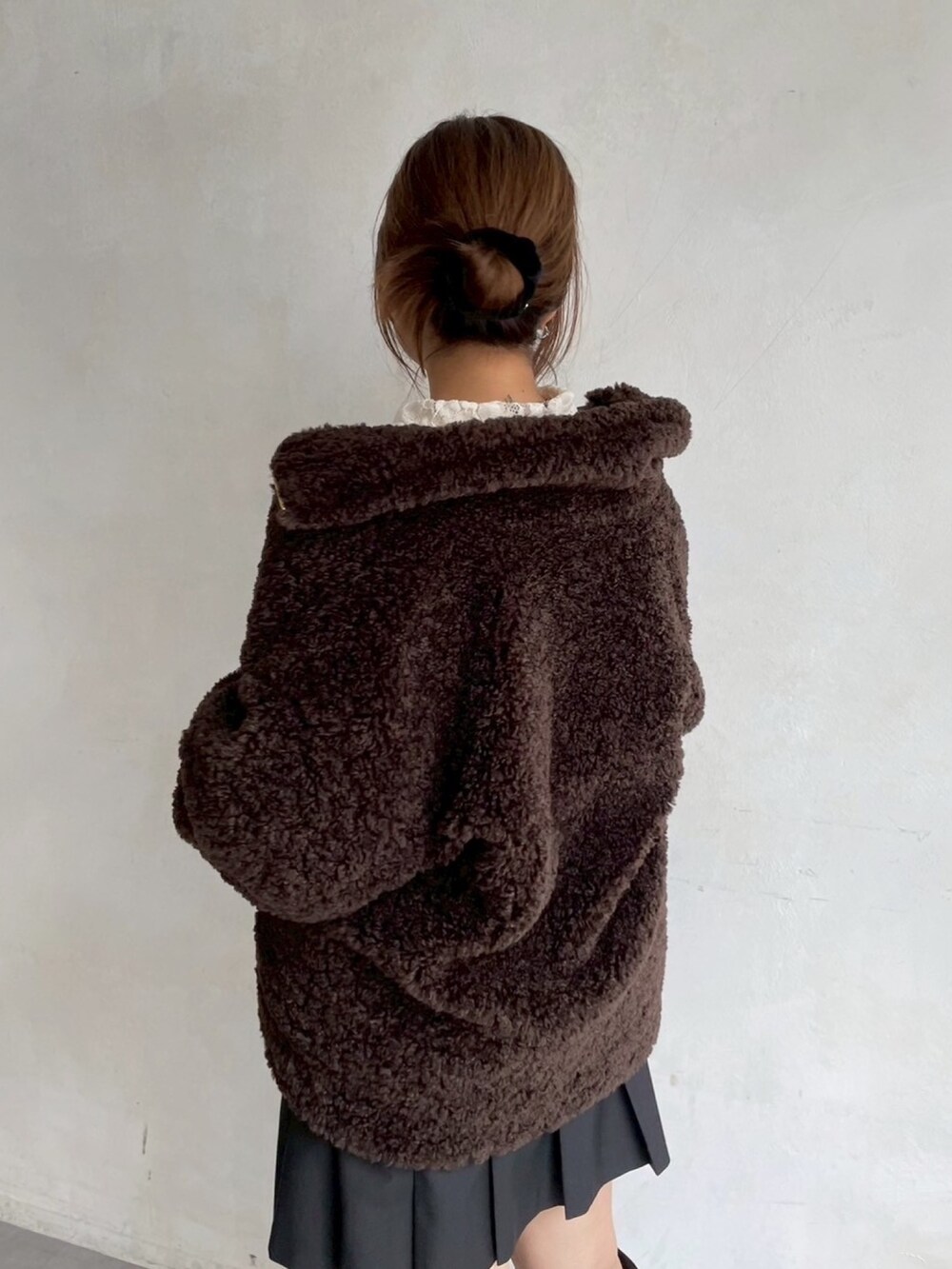 ブラウン系のその他アウター、ホワイト系のシャツ/ブラウス、ブラック系のスカートを着用したレディースの冬コーディネートの5枚目の写真