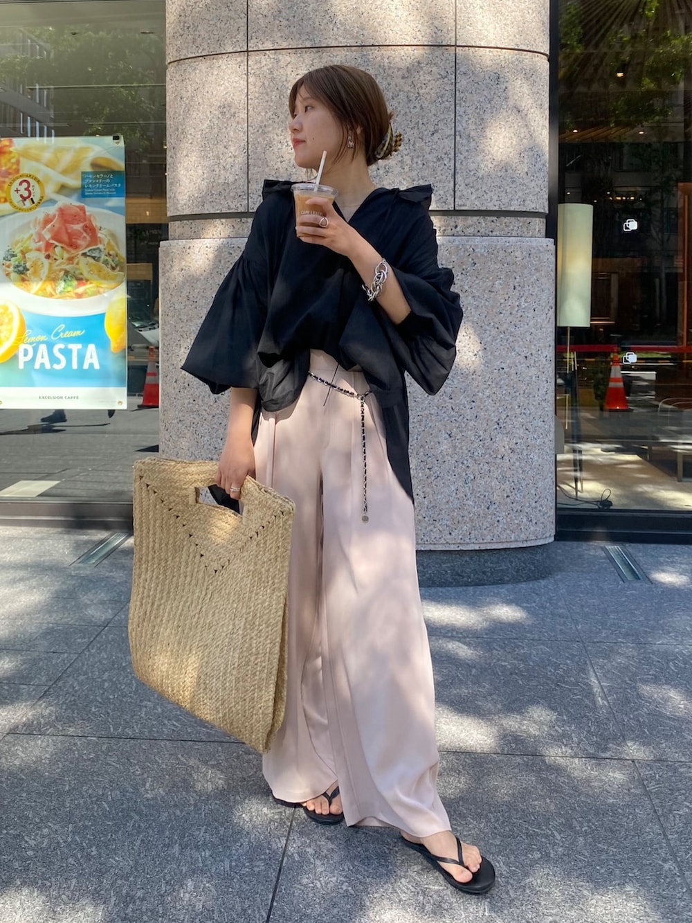 ブラック系のシャツ/ブラウス、ピンク系のスラックス、シルバー系のベルトを着用したレディースの夏コーディネートの7枚目の写真