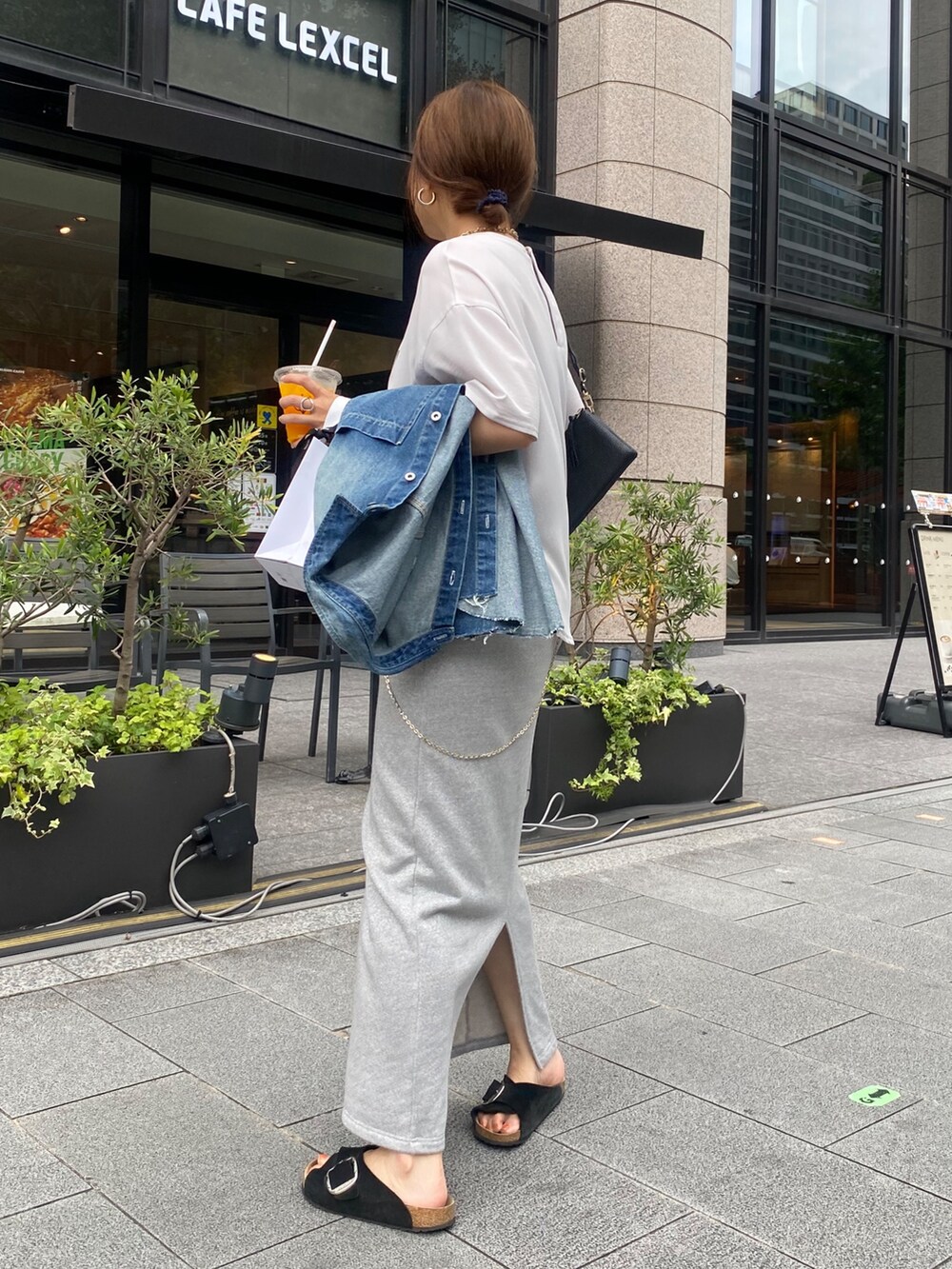 グレー系のTシャツ/カットソー、シルバー系のスカート、ブルー系のシャツ/ブラウスを着用したレディースの夏コーディネートの2枚目の写真