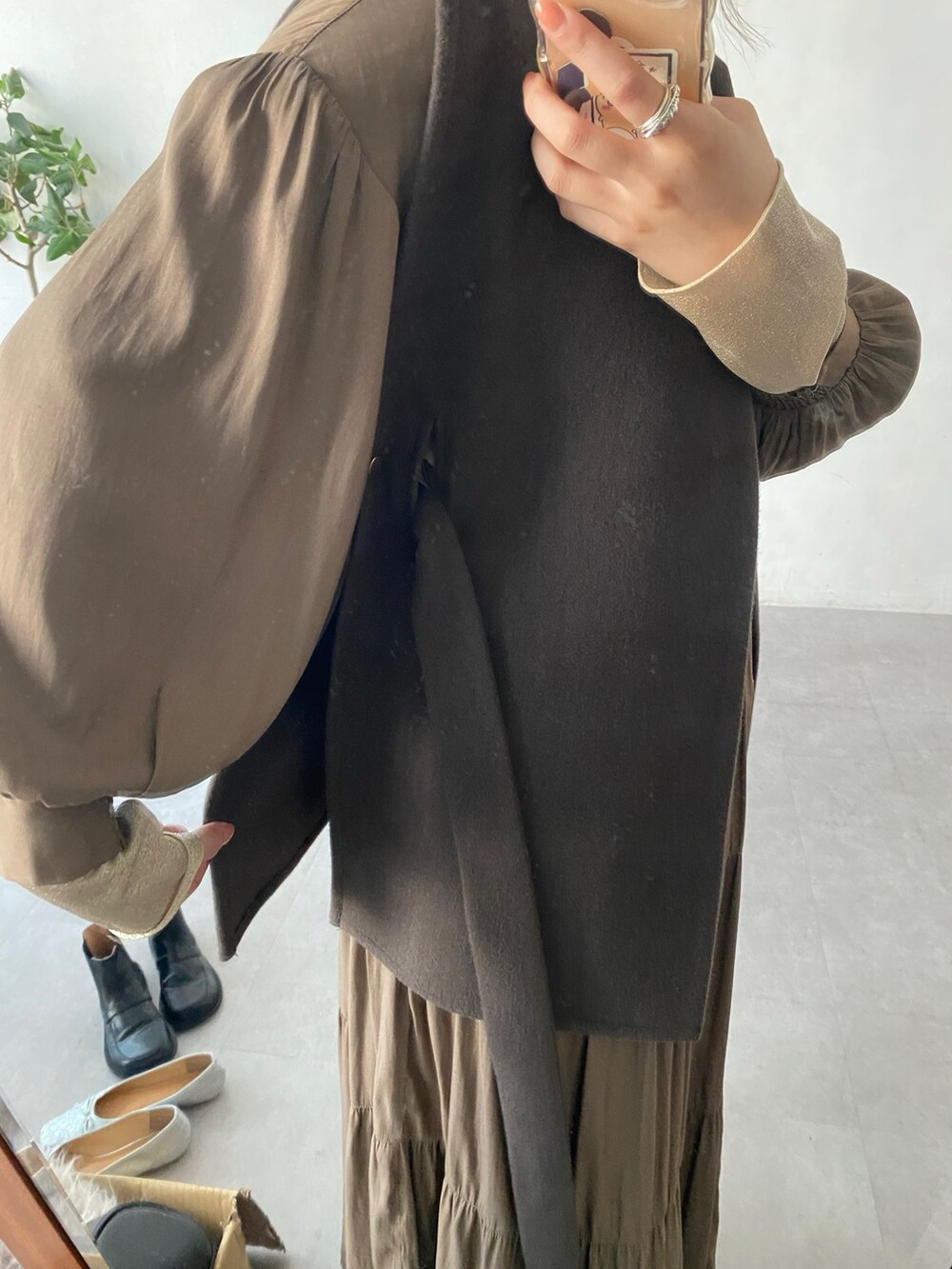 ブラウン系のベスト、ブラウン系のテーラードジャケット、ブラウン系のワンピースを着用したレディースの冬コーディネートの5枚目の写真