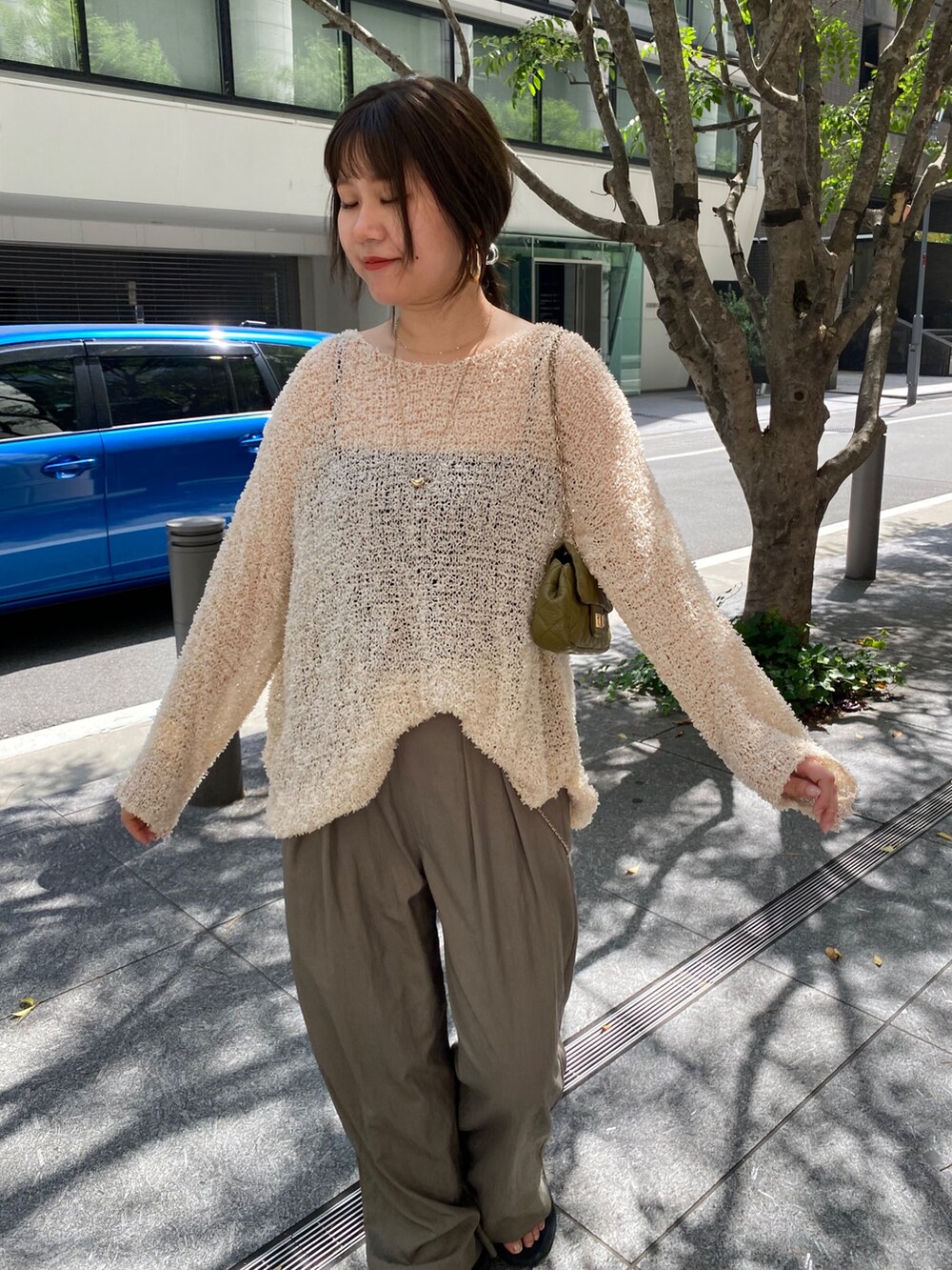 ベージュ系のニット/セーター、ベージュ系のその他パンツを着用したレディースの夏コーディネートの7枚目の写真