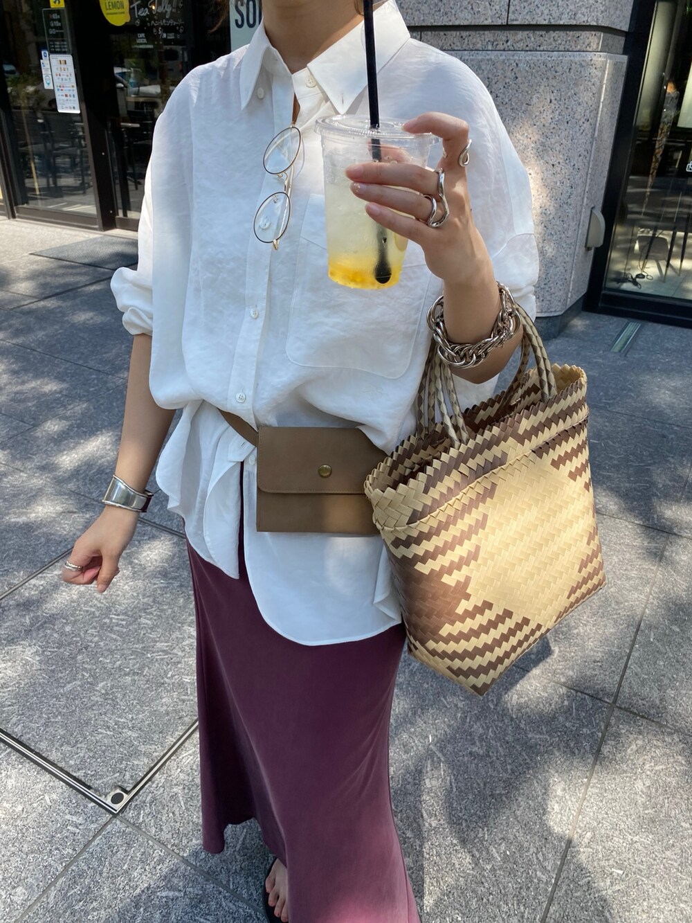 ホワイト系のシャツ/ブラウス、レッド系のスカートを着用したレディースの夏コーディネートの7枚目の写真