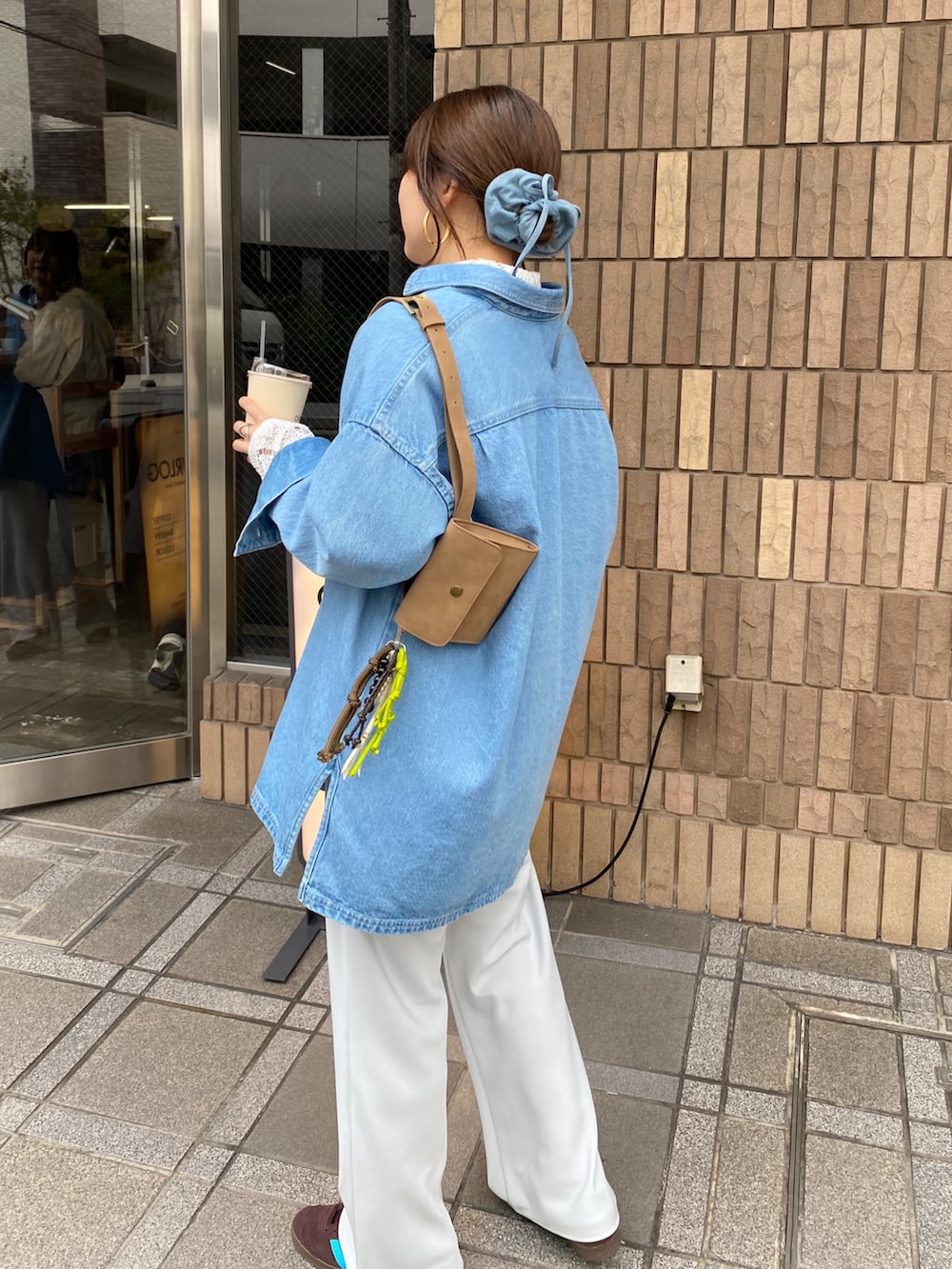 ホワイト系のシャツ/ブラウス、ブルー系のシャツ/ブラウス、ブルー系のその他パンツを着用したレディースの春コーディネートの6枚目の写真