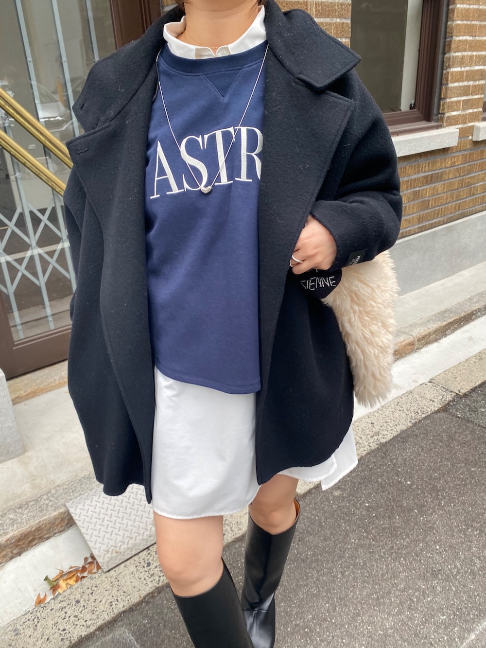 ブラック系のその他アウター、ブルー系のTシャツ/カットソー、ホワイト系のシャツ/ブラウスを着用したレディースの冬コーディネートの5枚目の写真