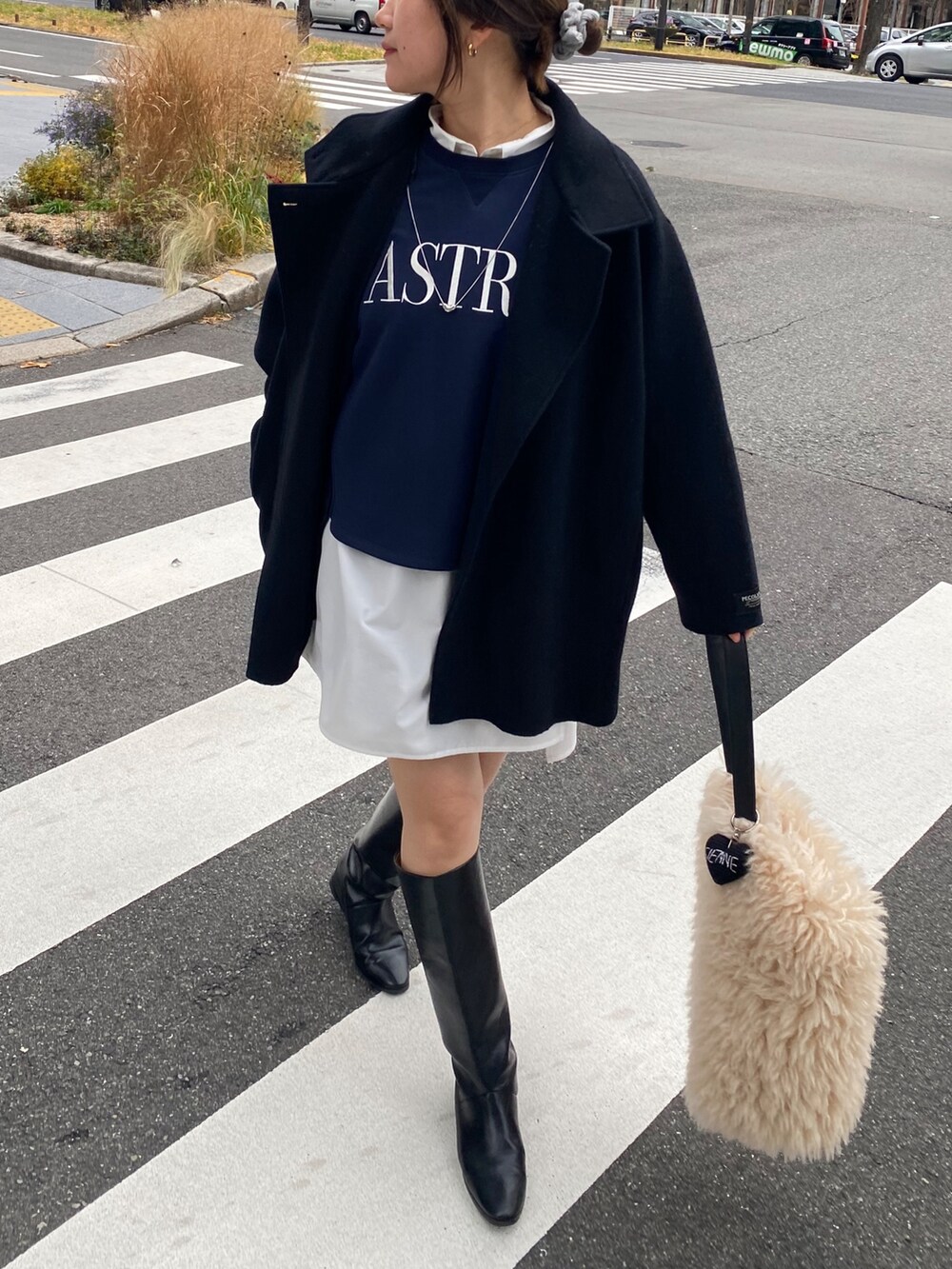 ブラック系のその他アウター、ブルー系のTシャツ/カットソー、ホワイト系のシャツ/ブラウスを着用したレディースの冬コーディネートの3枚目の写真