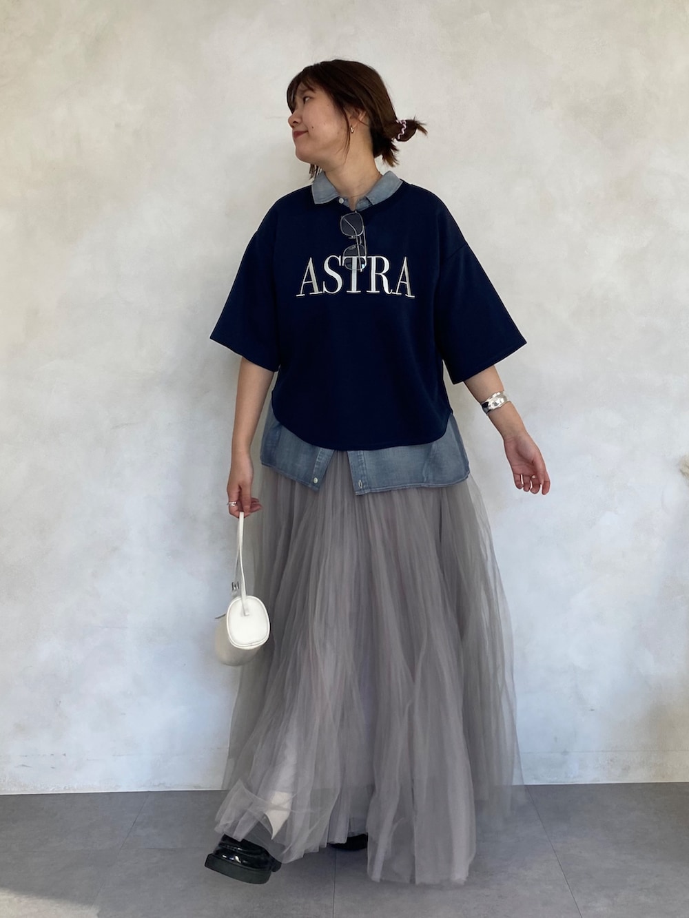 ブルー系のTシャツ/カットソー、ブルー系のシャツ/ブラウス、グレー系のスカートを着用したレディースの春コーディネートの7枚目の写真