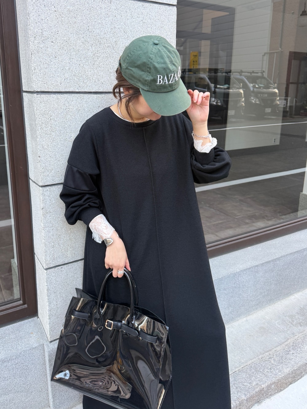 ホワイト系のTシャツ/カットソー、ブラック系のワンピースを着用したレディースの冬コーディネートの7枚目の写真