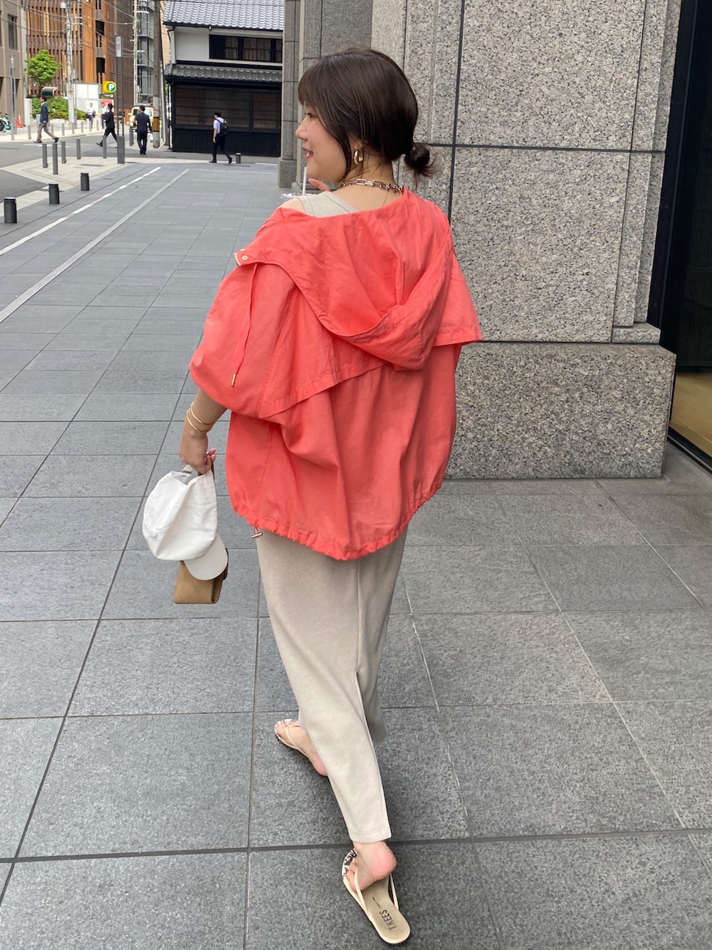「夏コーデ、デートコーデ、ワンピース、きれいめカジュアル、シアートップス、お出かけコーデ、オトナカジュアル、リラックススタイル、大人コーデ、楽チンコーデ、キレイめカジュアル、夏ファッション、大人かわいい、30代コーデ、ピンクシャツ」｜「DouDouのフーディージップブルゾン（その他アウター、ピンク系）」を使った、sakuraさん（骨格ストレート・レディース・166cm）の夏コーディネートの3枚目の写真